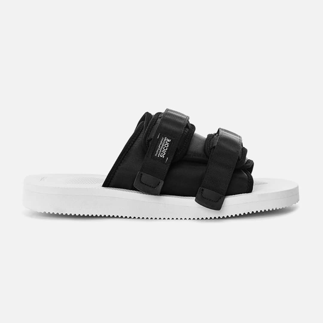 HYPEBEASTさんのインスタグラム写真 - (HYPEBEASTInstagram)「@hypebeastkicks: @johnelliottco and @suicoke_official have teamed up for a new footwear project. Included in the capsule are three unisex styles: MOTO-CAB, KAW-CAB and KISEE-VPO. Each piece model sees a monochromatic color scheme that’s duo-toned with a black upper and a white sole. All three silhouettes come equipped with a sturdy @vibram sole. This collaboration is currently available on Suicoke’s webstore and at John Elliot’s Melrose Flagship location for $197 to $220 USD. Photo: John Elliott」6月18日 12時28分 - hypebeast