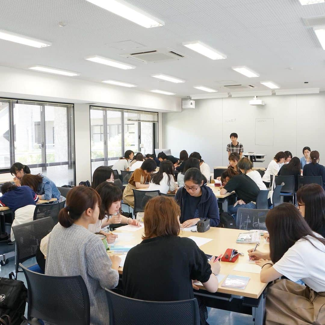 福岡女子短期大学さんのインスタグラム写真 - (福岡女子短期大学Instagram)「@文化教養学科 . 6/17(月)文化教養学科「社会人入門」では、山口県スクールカウンセラー の杉浦 崇仁 先生をお招きし、クラスワーキング「心の花束」を開催しました。 . 「心の花束」とはクラスメイトへ手紙を書く企画です。次回は、その手紙を読み、自己理解や他者との関わりについて考察を深めるワークショップを行います。 . #福岡女子短期大学 #福女短 #福岡 #女子短 #司書の卵 #国語の先生 #心の花束 #スナップショット #スナップ写真 #スナップ #司書採用者全国トップクラス #本好き #本が好き #本が大好き #本が好きな人と繋がりたい #図書館好きな人と繋がりたい #文化教養学科 #福岡女子短期大学文化教養学科 #短大生 #女子大生 #キャンパスライフ #短大生活 #福岡の女子短期大学 #文学大好き #文学好きな人と繋がりたい . ========[ 資料請求 ]======== ． 新しい福岡女子短期大学の資料請求（2020大学案内）を無料送付中です。本学ホームページからお気軽に申し込みください。 . 子ども学科/健康栄養学科 音楽科/文化教養学科 ． 福岡女子短期大学 住所：‪‪福岡県太宰府市五条四丁目16番1号‬‬ tel：‪‪092-922-4034‬‬（代表） . =======================」6月18日 12時32分 - fukuoka_wjc