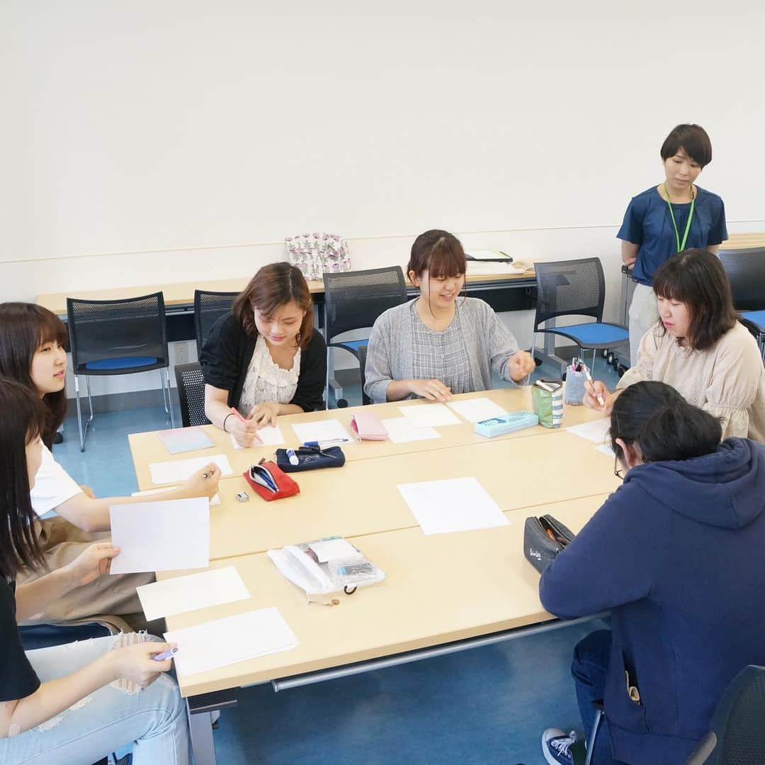 福岡女子短期大学さんのインスタグラム写真 - (福岡女子短期大学Instagram)「@文化教養学科 . 6/17(月)文化教養学科「社会人入門」では、山口県スクールカウンセラー の杉浦 崇仁 先生をお招きし、クラスワーキング「心の花束」を開催しました。 . 「心の花束」とはクラスメイトへ手紙を書く企画です。次回は、その手紙を読み、自己理解や他者との関わりについて考察を深めるワークショップを行います。 . #福岡女子短期大学 #福女短 #福岡 #女子短 #司書の卵 #国語の先生 #心の花束 #スナップショット #スナップ写真 #スナップ #司書採用者全国トップクラス #本好き #本が好き #本が大好き #本が好きな人と繋がりたい #図書館好きな人と繋がりたい #文化教養学科 #福岡女子短期大学文化教養学科 #短大生 #女子大生 #キャンパスライフ #短大生活 #福岡の女子短期大学 #文学大好き #文学好きな人と繋がりたい . ========[ 資料請求 ]======== ． 新しい福岡女子短期大学の資料請求（2020大学案内）を無料送付中です。本学ホームページからお気軽に申し込みください。 . 子ども学科/健康栄養学科 音楽科/文化教養学科 ． 福岡女子短期大学 住所：‪‪福岡県太宰府市五条四丁目16番1号‬‬ tel：‪‪092-922-4034‬‬（代表） . =======================」6月18日 12時32分 - fukuoka_wjc