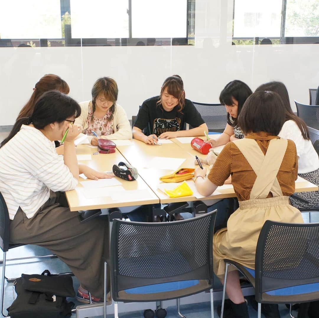 福岡女子短期大学さんのインスタグラム写真 - (福岡女子短期大学Instagram)「@文化教養学科 . 6/17(月)文化教養学科「社会人入門」では、山口県スクールカウンセラー の杉浦 崇仁 先生をお招きし、クラスワーキング「心の花束」を開催しました。 . 「心の花束」とはクラスメイトへ手紙を書く企画です。次回は、その手紙を読み、自己理解や他者との関わりについて考察を深めるワークショップを行います。 . #福岡女子短期大学 #福女短 #福岡 #女子短 #司書の卵 #国語の先生 #心の花束 #スナップショット #スナップ写真 #スナップ #司書採用者全国トップクラス #本好き #本が好き #本が大好き #本が好きな人と繋がりたい #図書館好きな人と繋がりたい #文化教養学科 #福岡女子短期大学文化教養学科 #短大生 #女子大生 #キャンパスライフ #短大生活 #福岡の女子短期大学 #文学大好き #文学好きな人と繋がりたい . ========[ 資料請求 ]======== ． 新しい福岡女子短期大学の資料請求（2020大学案内）を無料送付中です。本学ホームページからお気軽に申し込みください。 . 子ども学科/健康栄養学科 音楽科/文化教養学科 ． 福岡女子短期大学 住所：‪‪福岡県太宰府市五条四丁目16番1号‬‬ tel：‪‪092-922-4034‬‬（代表） . =======================」6月18日 12時32分 - fukuoka_wjc