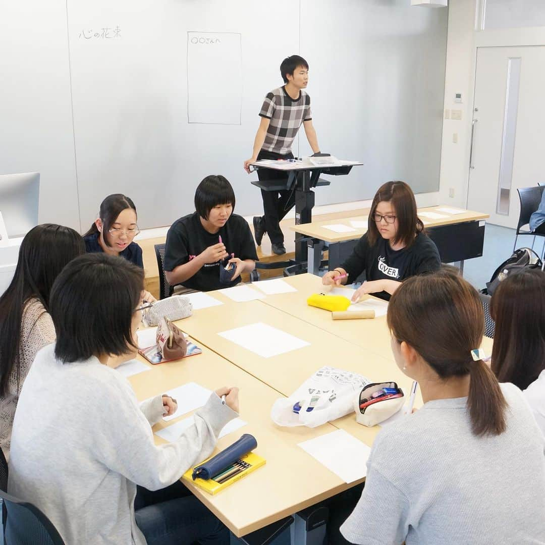 福岡女子短期大学さんのインスタグラム写真 - (福岡女子短期大学Instagram)「@文化教養学科 . 6/17(月)文化教養学科「社会人入門」では、山口県スクールカウンセラー の杉浦 崇仁 先生をお招きし、クラスワーキング「心の花束」を開催しました。 . 「心の花束」とはクラスメイトへ手紙を書く企画です。次回は、その手紙を読み、自己理解や他者との関わりについて考察を深めるワークショップを行います。 . #福岡女子短期大学 #福女短 #福岡 #女子短 #司書の卵 #国語の先生 #心の花束 #スナップショット #スナップ写真 #スナップ #司書採用者全国トップクラス #本好き #本が好き #本が大好き #本が好きな人と繋がりたい #図書館好きな人と繋がりたい #文化教養学科 #福岡女子短期大学文化教養学科 #短大生 #女子大生 #キャンパスライフ #短大生活 #福岡の女子短期大学 #文学大好き #文学好きな人と繋がりたい . ========[ 資料請求 ]======== ． 新しい福岡女子短期大学の資料請求（2020大学案内）を無料送付中です。本学ホームページからお気軽に申し込みください。 . 子ども学科/健康栄養学科 音楽科/文化教養学科 ． 福岡女子短期大学 住所：‪‪福岡県太宰府市五条四丁目16番1号‬‬ tel：‪‪092-922-4034‬‬（代表） . =======================」6月18日 12時32分 - fukuoka_wjc