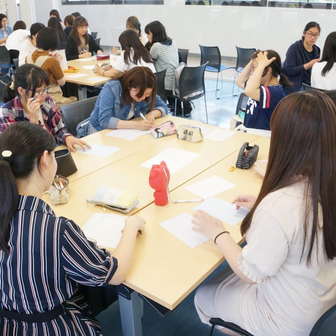 福岡女子短期大学さんのインスタグラム写真 - (福岡女子短期大学Instagram)「@文化教養学科 . 6/17(月)文化教養学科「社会人入門」では、山口県スクールカウンセラー の杉浦 崇仁 先生をお招きし、クラスワーキング「心の花束」を開催しました。 . 「心の花束」とはクラスメイトへ手紙を書く企画です。次回は、その手紙を読み、自己理解や他者との関わりについて考察を深めるワークショップを行います。 . #福岡女子短期大学 #福女短 #福岡 #女子短 #司書の卵 #国語の先生 #心の花束 #スナップショット #スナップ写真 #スナップ #司書採用者全国トップクラス #本好き #本が好き #本が大好き #本が好きな人と繋がりたい #図書館好きな人と繋がりたい #文化教養学科 #福岡女子短期大学文化教養学科 #短大生 #女子大生 #キャンパスライフ #短大生活 #福岡の女子短期大学 #文学大好き #文学好きな人と繋がりたい . ========[ 資料請求 ]======== ． 新しい福岡女子短期大学の資料請求（2020大学案内）を無料送付中です。本学ホームページからお気軽に申し込みください。 . 子ども学科/健康栄養学科 音楽科/文化教養学科 ． 福岡女子短期大学 住所：‪‪福岡県太宰府市五条四丁目16番1号‬‬ tel：‪‪092-922-4034‬‬（代表） . =======================」6月18日 12時32分 - fukuoka_wjc