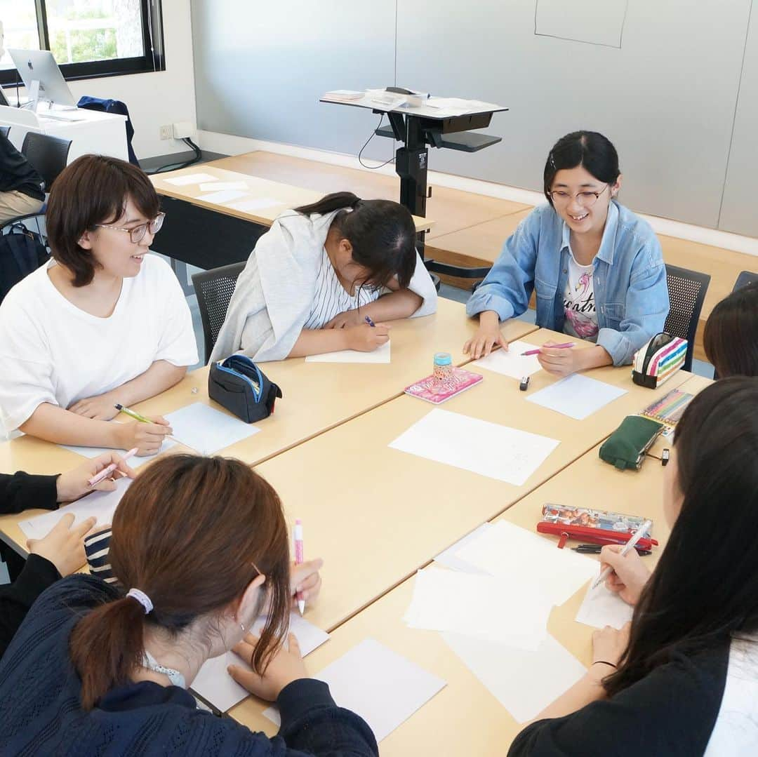 福岡女子短期大学さんのインスタグラム写真 - (福岡女子短期大学Instagram)「@文化教養学科 . 6/17(月)文化教養学科「社会人入門」では、山口県スクールカウンセラー の杉浦 崇仁 先生をお招きし、クラスワーキング「心の花束」を開催しました。 . 「心の花束」とはクラスメイトへ手紙を書く企画です。次回は、その手紙を読み、自己理解や他者との関わりについて考察を深めるワークショップを行います。 . #福岡女子短期大学 #福女短 #福岡 #女子短 #司書の卵 #国語の先生 #心の花束 #スナップショット #スナップ写真 #スナップ #司書採用者全国トップクラス #本好き #本が好き #本が大好き #本が好きな人と繋がりたい #図書館好きな人と繋がりたい #文化教養学科 #福岡女子短期大学文化教養学科 #短大生 #女子大生 #キャンパスライフ #短大生活 #福岡の女子短期大学 #文学大好き #文学好きな人と繋がりたい . ========[ 資料請求 ]======== ． 新しい福岡女子短期大学の資料請求（2020大学案内）を無料送付中です。本学ホームページからお気軽に申し込みください。 . 子ども学科/健康栄養学科 音楽科/文化教養学科 ． 福岡女子短期大学 住所：‪‪福岡県太宰府市五条四丁目16番1号‬‬ tel：‪‪092-922-4034‬‬（代表） . =======================」6月18日 12時32分 - fukuoka_wjc