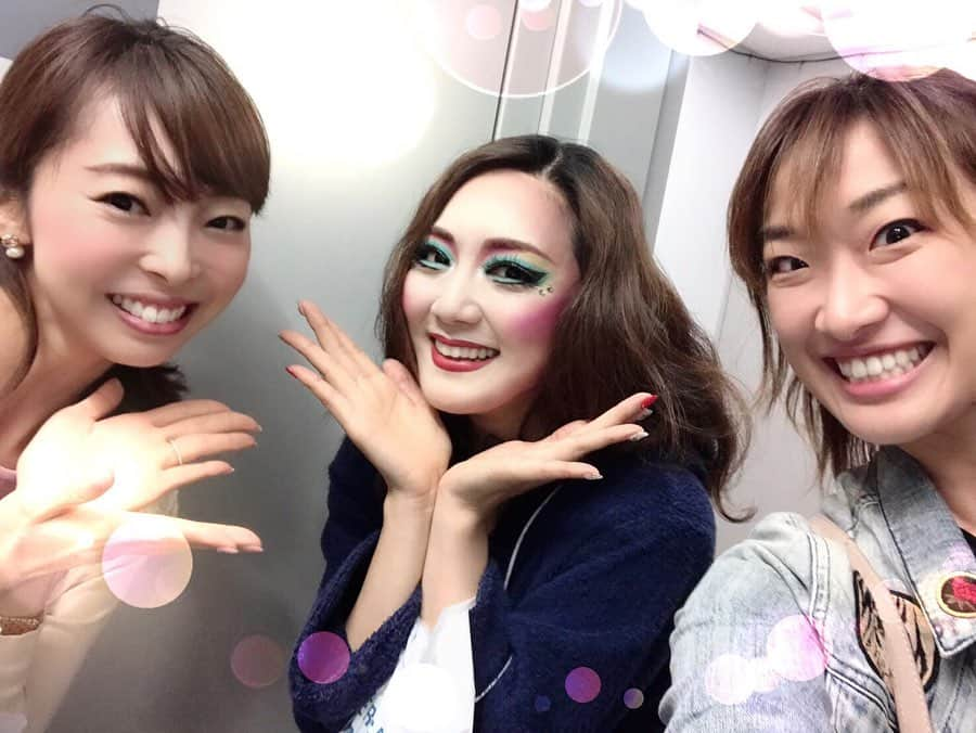 音花ゆりさんのインスタグラム写真 - (音花ゆりInstagram)「. . ピピン 観てきました！！ おもちゃ箱をひっくり返したような… 怪しく、美しく、ブラックジョークありのFosseの世界感も感じられて✨衣装もセットもキャストの皆さんも、見るところもいっぱいで目が足りない👀💦素晴らしかったです👏✨ . . 宝塚時代から縁の深い、とっても可愛い下級生のゆあちゃん(#妃白ゆあ ちゃん)❤️ パジャマゲームで仲良くなったちーちゃん(#永石千尋 ちゃん)❤️ 宝塚OGChicagoでは本当に本当にお世話になったまさん(#伯鞘麗名 さん)❤️ お写真撮れなかったけど、霧矢さんや神谷直樹さんも… 皆さん美しくて、全てのナンバーにうっとり…😍 楽屋で会うとテンション上がりすぎて大盛り上がりで嬉しかったですー❤️❤️❤️ 観にきていた夏樹れいちゃんやChicagoで一緒だった隼海せいちゃんにも会えて嬉しかったー🎵 . . #ピピン #PIPIN #シアターオーブ」6月18日 12時41分 - otohana.yuri