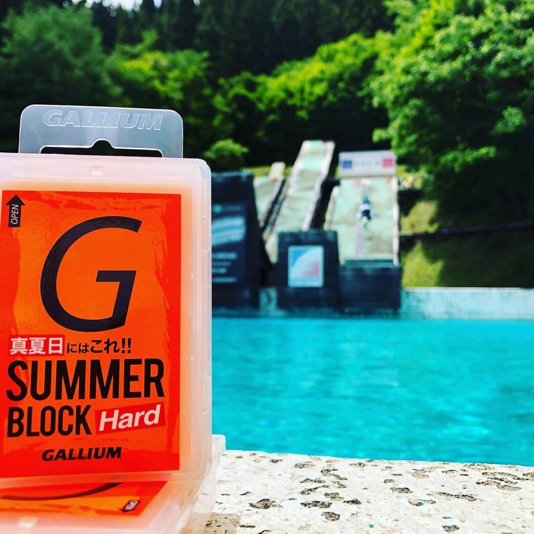 のインスタグラム：「久しぶりに白馬もウォータージャンプ日和🏖 暑いとブラシが柔らかくなって板が走らなくなる。そんな時はこれ！ 夏こそワックス大事ですよ😄 #gallium ＃ガリウムワックス #galliumwax  #ウォータージャンプ ＃エアリアル ＃田原直哉」