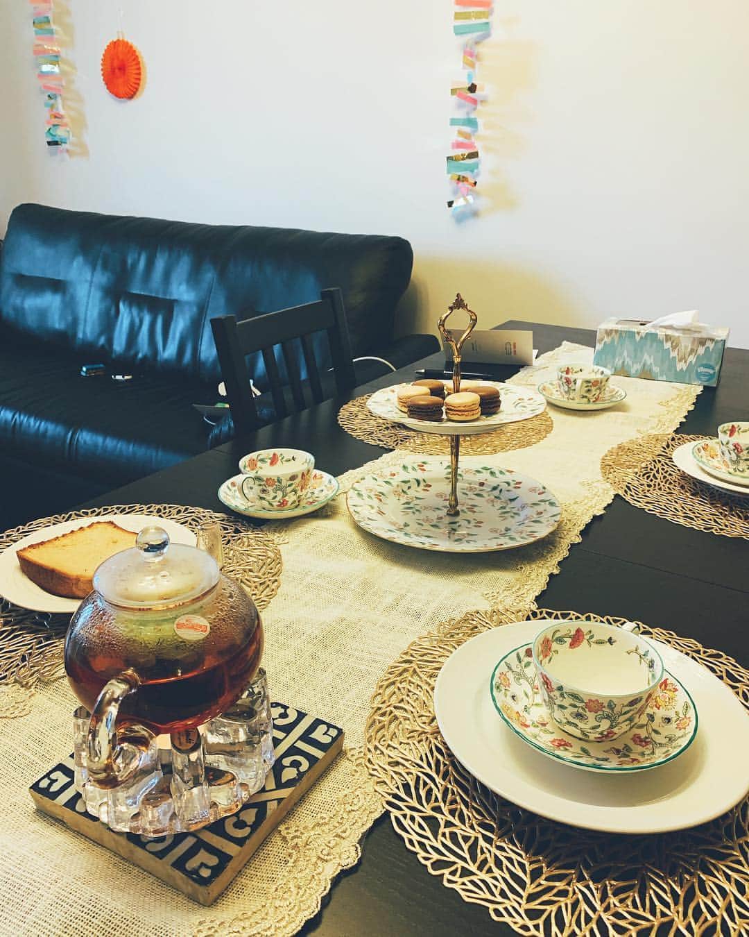 早川茉希さんのインスタグラム写真 - (早川茉希Instagram)「* 郊外でお買い物後にお邪魔した友人宅🥺  一軒目でフワフワの手作りパンと 美味しい紅茶のおもてなし、 急遽招いてもらった二軒目で ディナーまでいただいてしまった🤣💕 ・ アメリカ生活の長い友人が いつも色んな情報をくれて助かっています🥺✨ ・ この日のトマトとアボカドサラダに使っていた トレジョのガーリックオイルを 早速購入しました😍🍅🥑（8枚目）  すごく美味しかったのです🥺  サラダ以外にも色々使えそう〜！ ・ #homeparty #teatime #dinner #おもてなし #omotenashi #食器も可愛い #おもてなし力 #身につけたい #シカゴ #シカゴ生活 #アメリカ暮らし #ホームパーティ #シャンパンまでいただいて #ガールズナイト👯 #🥂」6月18日 12時36分 - maki_hayakawa
