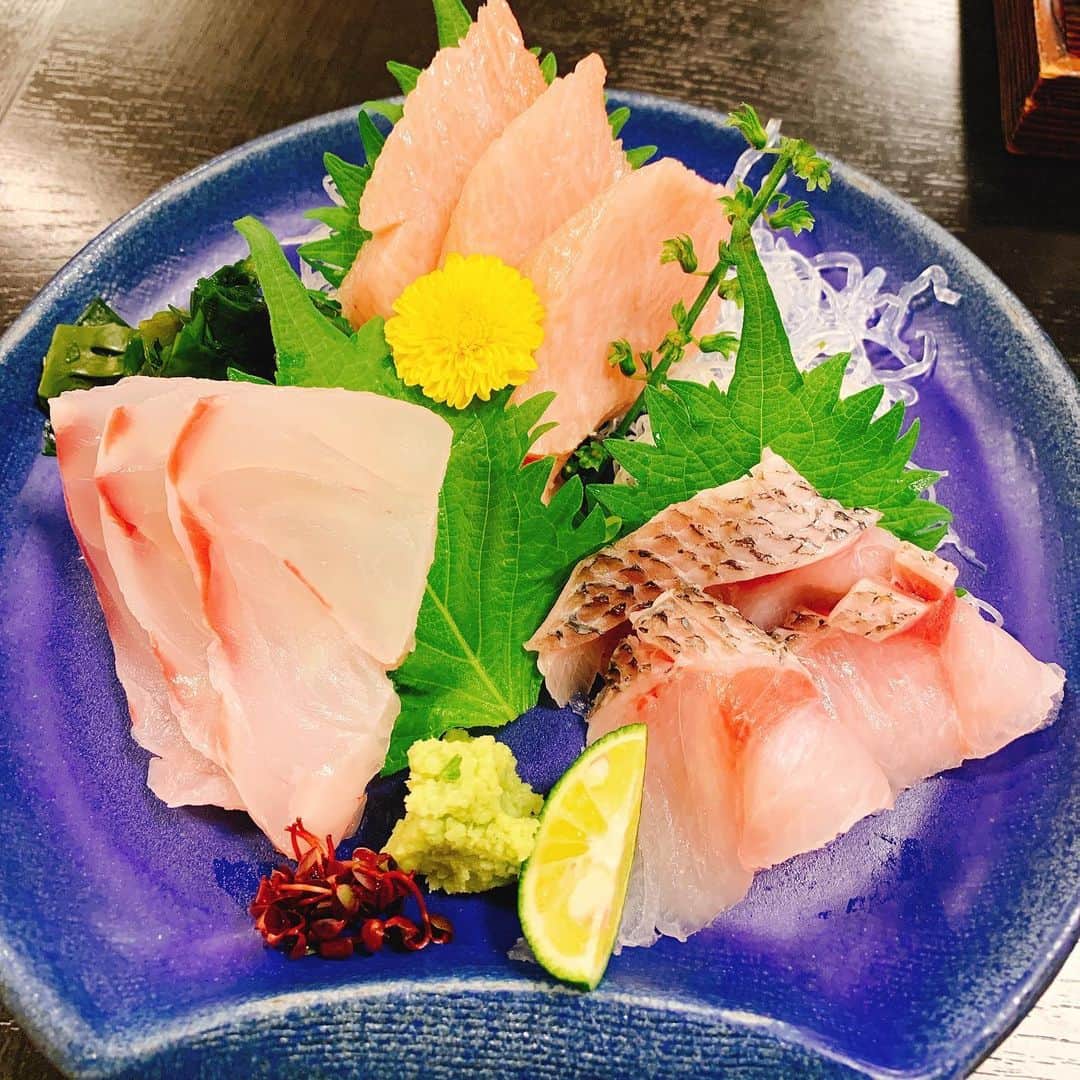 樫原伸彦さんのインスタグラム写真 - (樫原伸彦Instagram)「お魚ランチ。  かますの塩焼きの 焼き魚定食  プラス刺身三点盛り 黒むつ、鯛、大トロ  隣席のお姉様グループのビールが目の毒。  天気良いしなー。 くぅー、 のみてー(ノ_＜) . . 病院いってきまーすw  #刺身 #魚 #fish #sakana #sashimi #foodie #delicious #beer #lunch #柏の葉 #さかな #tuna #toro #トロ #鮪 #マグロ #お造り #rawfish」6月18日 12時39分 - nobustagrammy