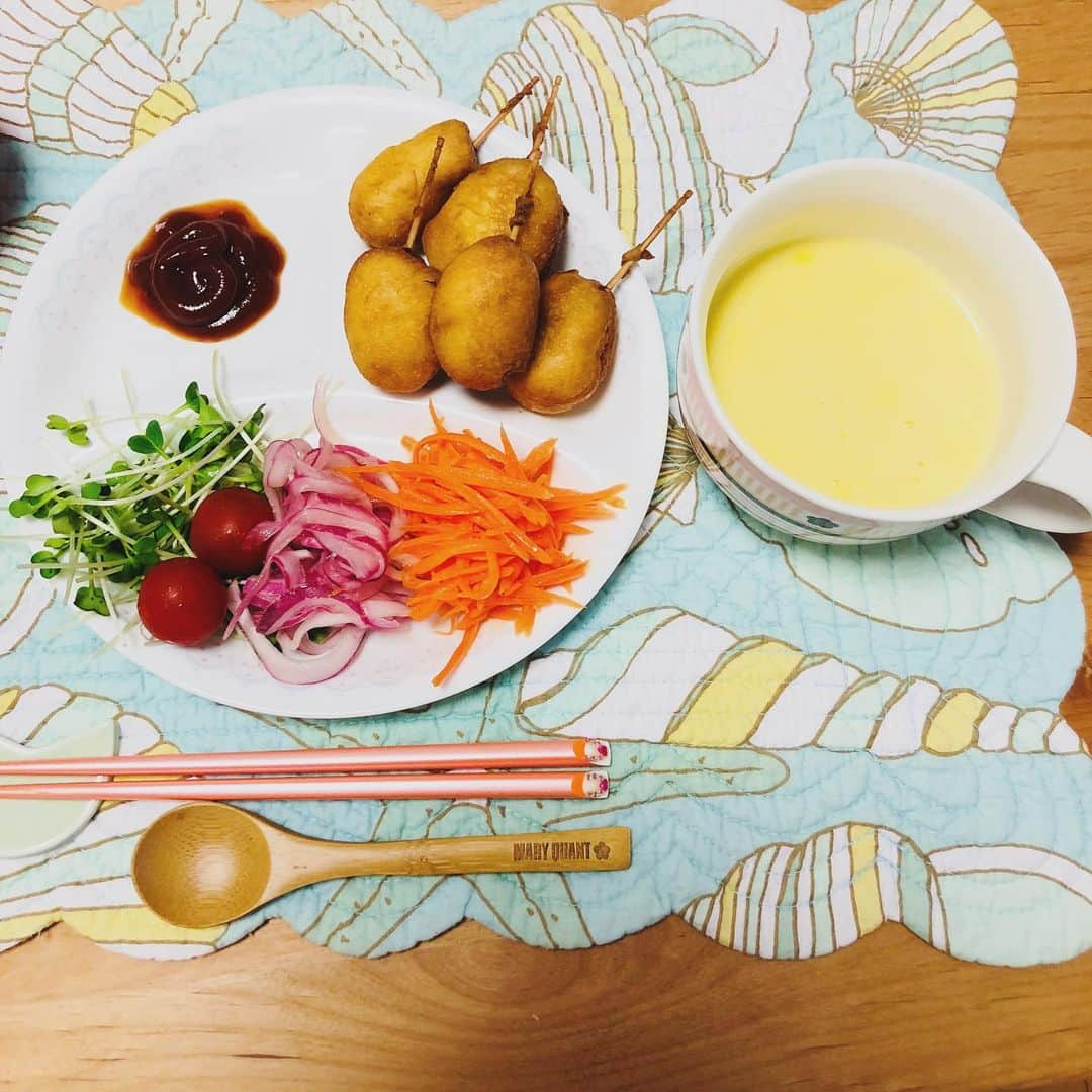 田野辺実鈴さんのインスタグラム写真 - (田野辺実鈴Instagram)「今日のおうちランチ☺️ アメリカンドッグプレートです❣️ ホットケーキミックスで ミニアメリカンドッグを作ってみました🌟 #おうちカフェ  #おうちランチ #カフェランチ #ワンプレートランチ #カフェ風ランチ #ひとりごはん」6月18日 12時40分 - misuzu_tanobe