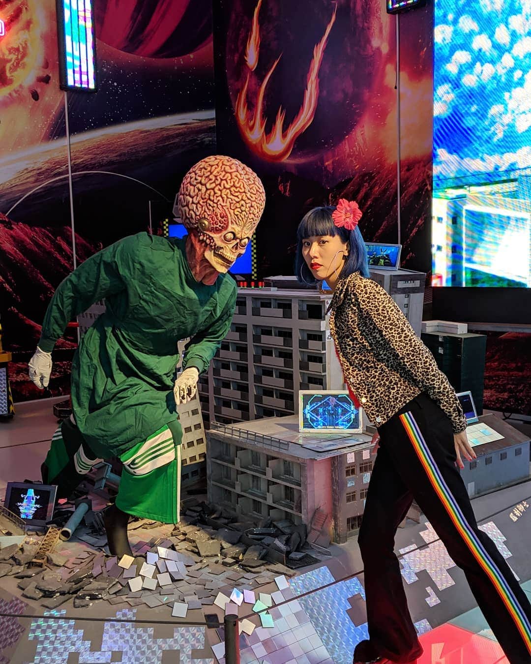 草野絵美のインスタグラム：「Behind the scenes of #Newworldbanzai #satelliteyoung 👽🚀🌟🛰️　色褪せた虚構みたい…でもこの世はデッカイ宝島‼ #特撮 #marsattack」