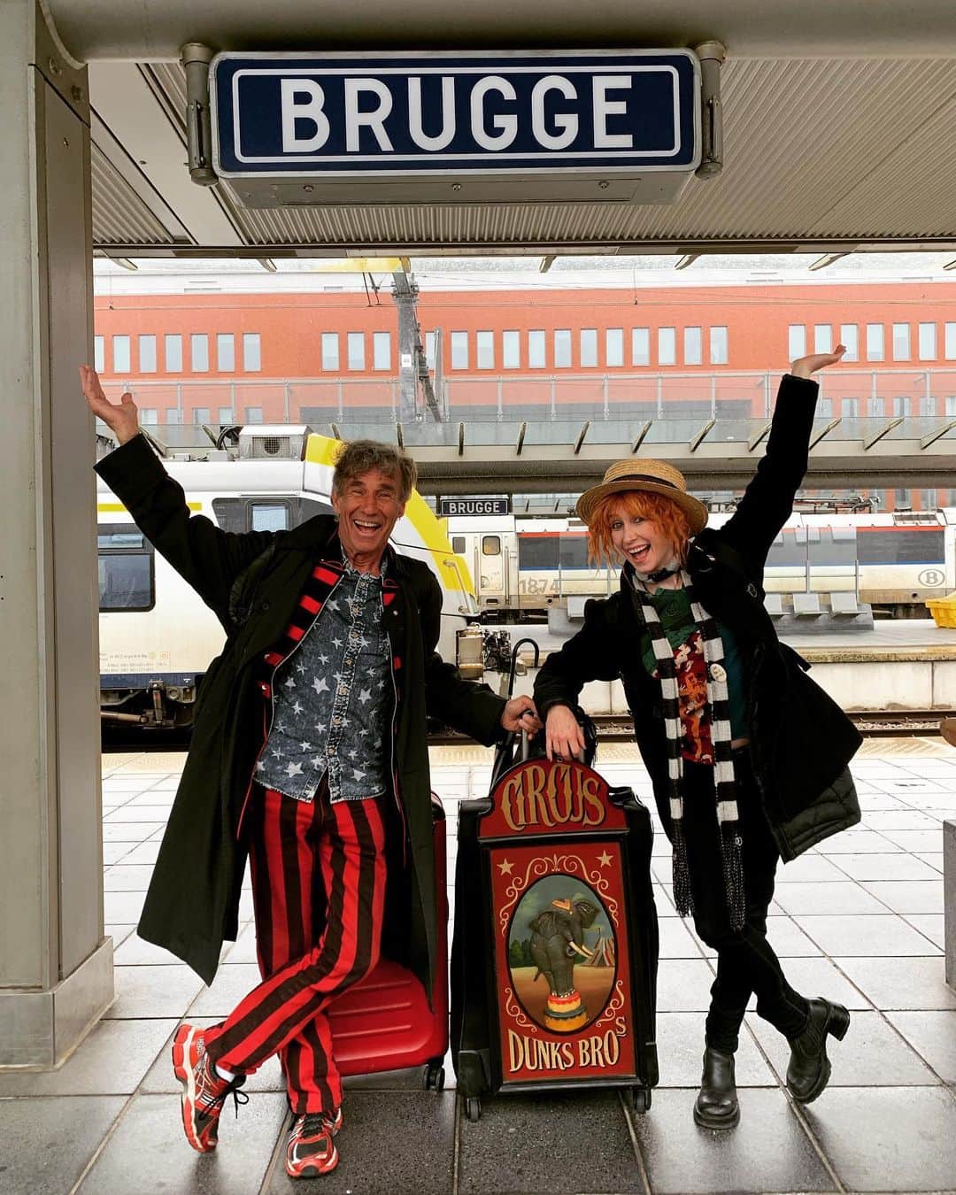 ボニー・モーガンのインスタグラム：「The circus is in town! Brugge May never be the same! #adventuresofbonanddad #clowningaround #wetookthetrain #shenanigans #brugge #travelingwithdad #inbrugge #bendybonnie」