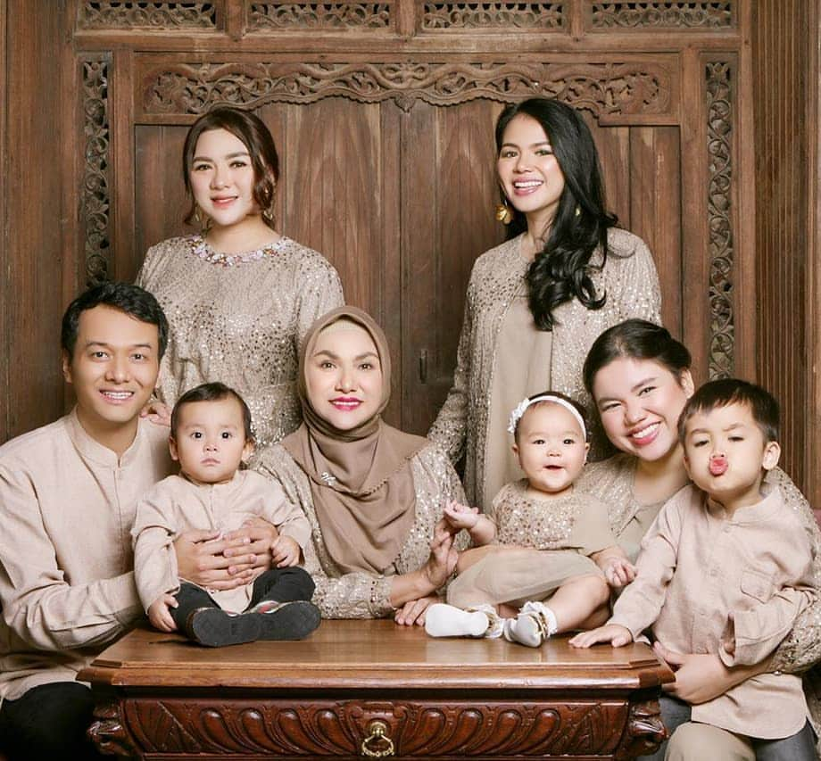 Vicky Shuさんのインスタグラム写真 - (Vicky ShuInstagram)「Edis foto keluargai Lebaran kemaren.  Foto di @jonasphotoid Tempat foto andalan dari masih baby, mamake @faiza_aljufri Dan papa selalu ajak foto disana sampe sekarang.  Seragam lebaran ( untuk aku dan natasha model busui dari @nyonya_nursingwear  Ohya ayah @bayumarfiando Tugas jadi ga bisa ikut foto sama kita.」6月18日 12時55分 - vickyshu