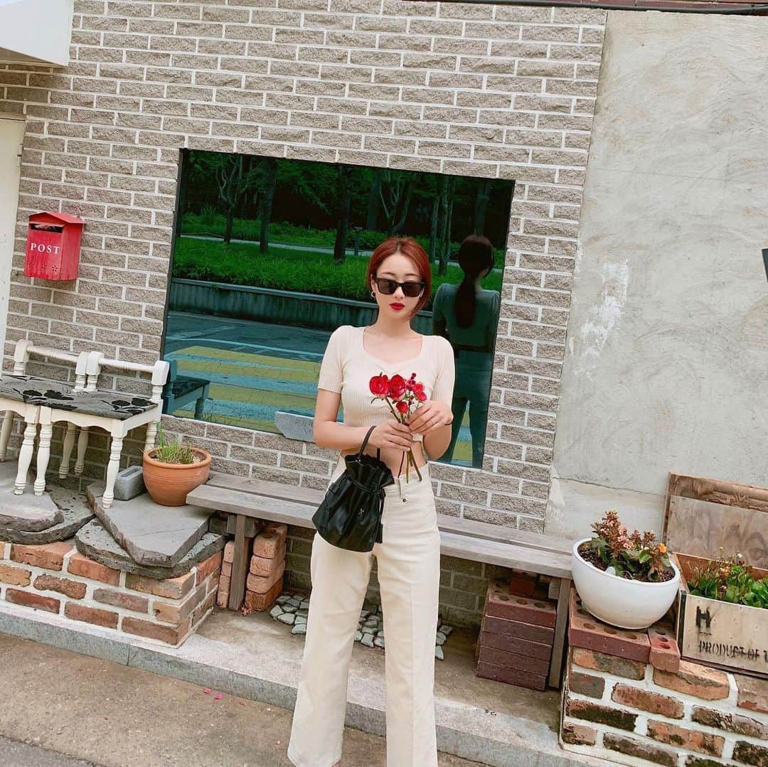 ギョンリ さんのインスタグラム写真 - (ギョンリ Instagram)「날 위해 만든 꽃다발이 너무 예뻐서 외출할때 몇 송이를 가지고 나왔어요. 오늘 내 무드에 너무 잘 어울린다 역시 #josephandstacey」6月18日 12時56分 - gyeongree