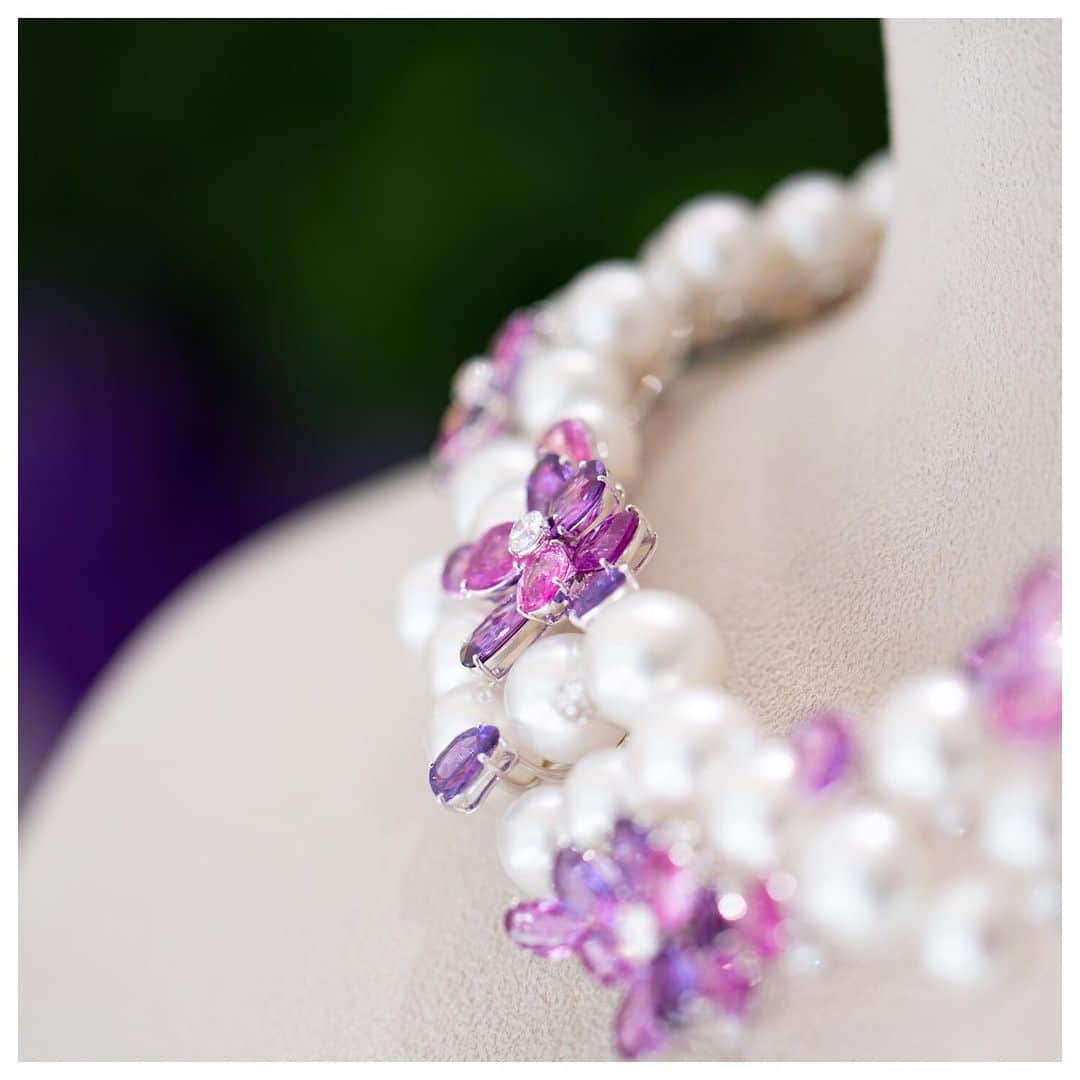Mikimotoさんのインスタグラム写真 - (MikimotoInstagram)「Fresh and vivid flowers are expressed with colorful sapphires to enhance the beauty of White South Sea cultured pearl necklace. #mikimoto #mikimotopearls #highjewelry #MikimotoPearlMonth」6月18日 13時01分 - official_mikimoto