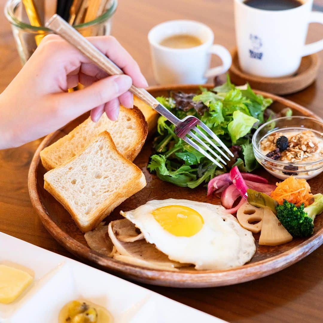 のインスタグラム：「抜群のロケーション！地元の野菜たっぷりで大満足のプレート🍳🥕﻿ ﻿ 〈BLUE JAM〉の「ブルージャムモーニングプレート」は、3種のトーストと自家製ロースハムや有精卵の目玉焼き、手作り豆乳ヨーグルトをワンプレートに。サラダはすべて糸島産の無農薬野菜！﻿ ﻿ *﻿ 【明日まで！Hanako読者投稿企画スタート実施中！】﻿ ﻿ 📌参加方法﻿﻿﻿ STEP1：今月のお題に合う写真に「#Hanakogram 」と今月のお題の「#旅ごはんメモ 」を付けて投稿。﻿﻿﻿ STEP2：Hanako編集部が毎月投稿を審査します。﻿﻿﻿ STEP3：Hanako賞に選ばれた投稿を、Hanako公式Instagramで紹介いたします。﻿﻿﻿ ﻿﻿﻿ 📌期間は5/29〜6/19﻿﻿﻿ Hanako賞に選ばれた方には、今日発売の「銀座ぶどうの木×Hanako限定ショコラサンド」をプレゼント🥕﻿ ﻿﻿﻿ みなさまの投稿、お待ちしております！﻿﻿﻿ ﻿ *﻿ ﻿ 【Hanako_福岡シティガイド発売!!】﻿ #Hanako #Hanako_magazine #Hanako30th #BLUEJAM #モーニングプレート #福岡 #fukuoka #福岡旅行 #博多 #天満 #うきは #糸島 #福岡グルメ #福岡カフェ巡り #福岡スイーツ #福岡うどん #福岡カレー部 #博多グルメ #博多カフェ #喫茶店巡り #喫茶部 #カフェ部 #カフェ巡り #コーヒー好き #朝ごはんの記録 #Photoby_KeiichiroTodaka」