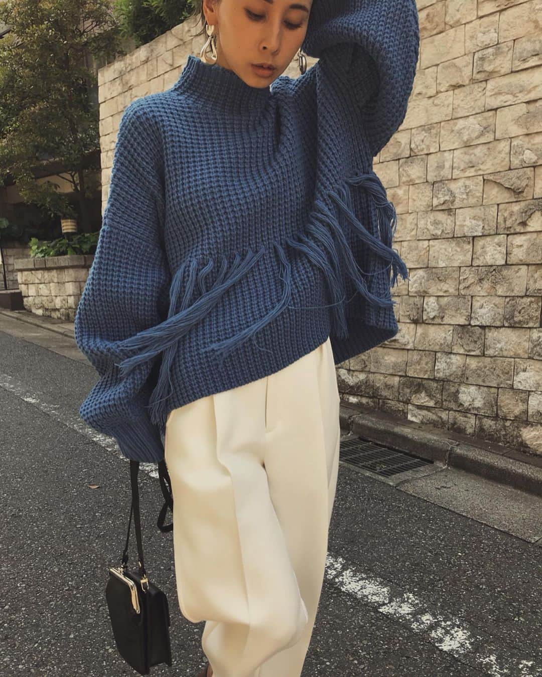 黒石奈央子さんのインスタグラム写真 - (黒石奈央子Instagram)「AMERI AW ふく . . FRINGE HALFWAY KNIT ¥14800＋tax その他 aw . AWのデザインニット！ フリンジがついた可愛すぎなニット！nyコーデでアップした、エッグパンツ🥚もAWアイテムで、またこちらは今後ご紹介！ . 先行予約期間第2弾 . 6/20〜6/24 web & 心斎橋 6/20.21  代官山 6/22〜6/24  ルミネ  @ameri_shinjuku @amerivintage @ameri_daikanyama @ameri.shinsaibashi #ameri#amerivintage #fashion #coordinate#ootd#outfit#osanposnap #705_outfit #大人ファッション #大人コーディネート #大人スタイル #modestyle #modefashion#modecasual #2019autumnwinter#先行予約 #japonism」6月18日 13時15分 - blackstone705