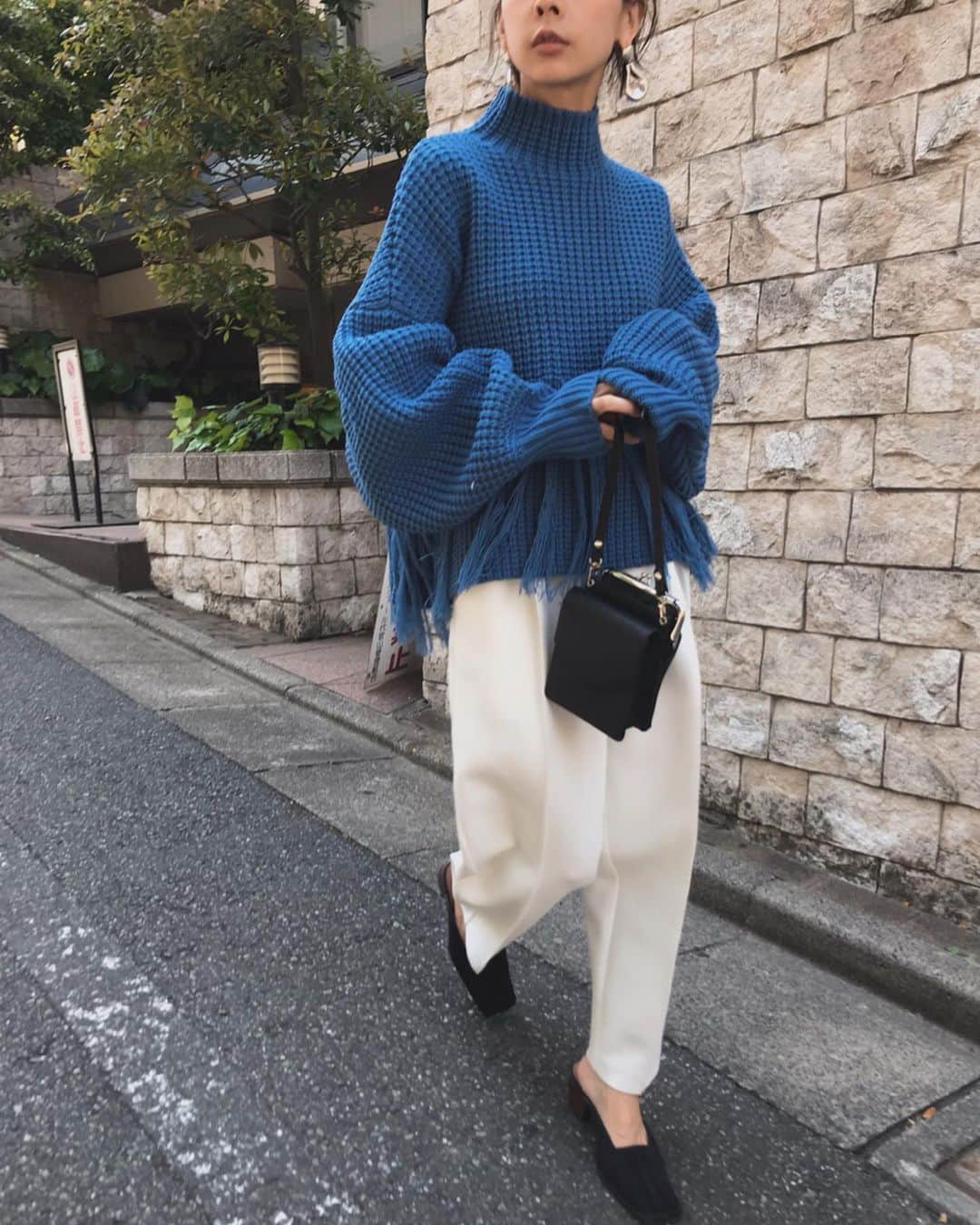 黒石奈央子さんのインスタグラム写真 - (黒石奈央子Instagram)「AMERI AW ふく . . FRINGE HALFWAY KNIT ¥14800＋tax その他 aw . AWのデザインニット！ フリンジがついた可愛すぎなニット！nyコーデでアップした、エッグパンツ🥚もAWアイテムで、またこちらは今後ご紹介！ . 先行予約期間第2弾 . 6/20〜6/24 web & 心斎橋 6/20.21  代官山 6/22〜6/24  ルミネ  @ameri_shinjuku @amerivintage @ameri_daikanyama @ameri.shinsaibashi #ameri#amerivintage #fashion #coordinate#ootd#outfit#osanposnap #705_outfit #大人ファッション #大人コーディネート #大人スタイル #modestyle #modefashion#modecasual #2019autumnwinter#先行予約 #japonism」6月18日 13時15分 - blackstone705