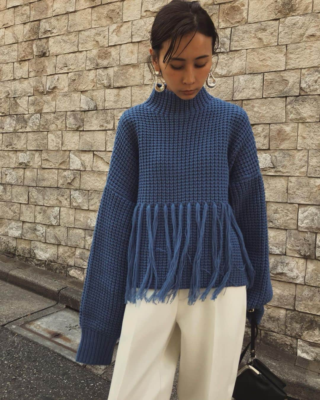 黒石奈央子さんのインスタグラム写真 - (黒石奈央子Instagram)「AMERI AW ふく . . FRINGE HALFWAY KNIT ¥14800＋tax その他 aw . AWのデザインニット！ フリンジがついた可愛すぎなニット！nyコーデでアップした、エッグパンツ🥚もAWアイテムで、またこちらは今後ご紹介！ . 先行予約期間第2弾 . 6/20〜6/24 web & 心斎橋 6/20.21  代官山 6/22〜6/24  ルミネ  @ameri_shinjuku @amerivintage @ameri_daikanyama @ameri.shinsaibashi #ameri#amerivintage #fashion #coordinate#ootd#outfit#osanposnap #705_outfit #大人ファッション #大人コーディネート #大人スタイル #modestyle #modefashion#modecasual #2019autumnwinter#先行予約 #japonism」6月18日 13時15分 - blackstone705