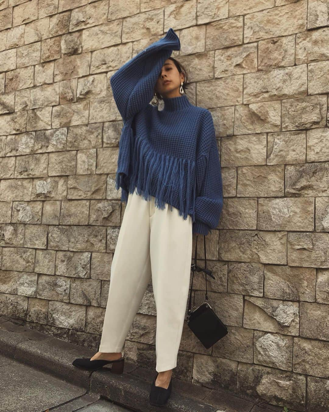 黒石奈央子さんのインスタグラム写真 - (黒石奈央子Instagram)「AMERI AW ふく . . FRINGE HALFWAY KNIT ¥14800＋tax その他 aw . AWのデザインニット！ フリンジがついた可愛すぎなニット！nyコーデでアップした、エッグパンツ🥚もAWアイテムで、またこちらは今後ご紹介！ . 先行予約期間第2弾 . 6/20〜6/24 web & 心斎橋 6/20.21  代官山 6/22〜6/24  ルミネ  @ameri_shinjuku @amerivintage @ameri_daikanyama @ameri.shinsaibashi #ameri#amerivintage #fashion #coordinate#ootd#outfit#osanposnap #705_outfit #大人ファッション #大人コーディネート #大人スタイル #modestyle #modefashion#modecasual #2019autumnwinter#先行予約 #japonism」6月18日 13時15分 - blackstone705