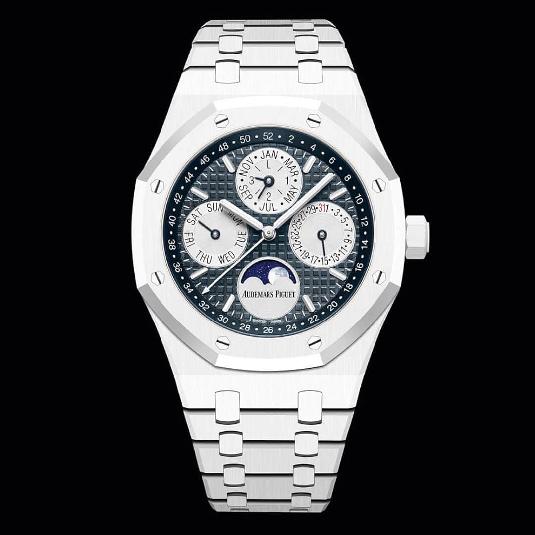 HYPEBEASTさんのインスタグラム写真 - (HYPEBEASTInstagram)「@hypebeaststyle: @audemarspiguet has offered up a Royal Oak Perpatual Calendar in white ceramic. It features the same lightweight and scratch resistant material. Complimenting the watch is an elegant blue dial with the brand’s gold and silver indexes. The laser microstructured detailing of the moon phase indicator makes the moon and sky appear in 3D to take on a realistic appearance.  Photo: Audemars Piguet」6月18日 13時15分 - hypebeast