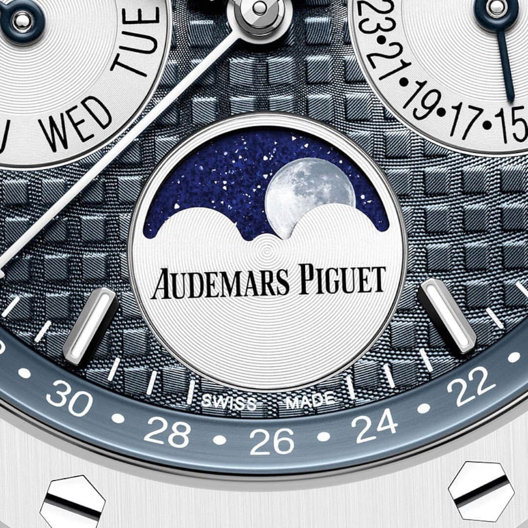 HYPEBEASTさんのインスタグラム写真 - (HYPEBEASTInstagram)「@hypebeaststyle: @audemarspiguet has offered up a Royal Oak Perpatual Calendar in white ceramic. It features the same lightweight and scratch resistant material. Complimenting the watch is an elegant blue dial with the brand’s gold and silver indexes. The laser microstructured detailing of the moon phase indicator makes the moon and sky appear in 3D to take on a realistic appearance.  Photo: Audemars Piguet」6月18日 13時15分 - hypebeast