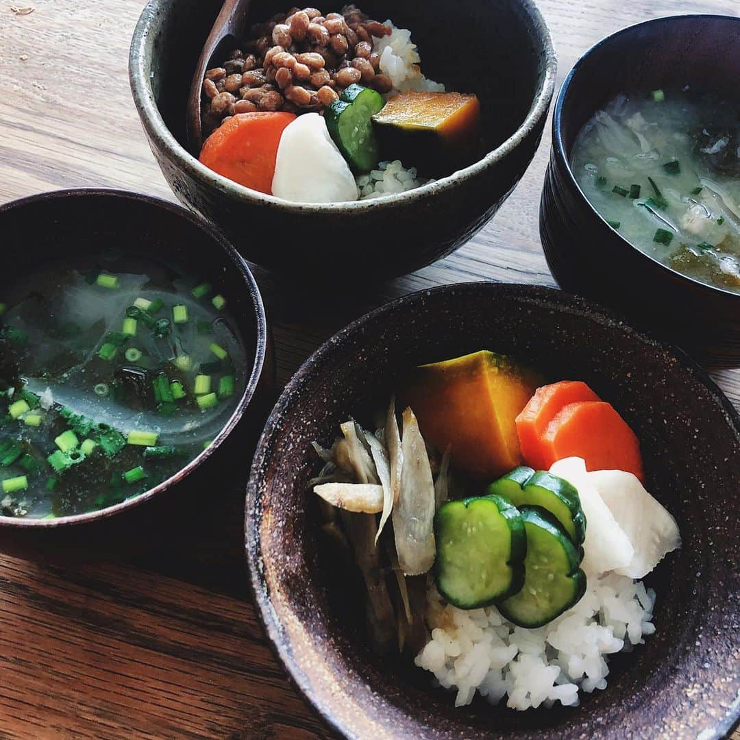 宇藤えみさんのインスタグラム写真 - (宇藤えみInstagram)「バタバタな朝の親子ごはん。 納豆やら煮物やらぬか漬けやら。 洗い物も大変だし全部ご飯にのせちゃいます。 最近の朝はだいたいこんな感じ！ #親子ごはん#暮らし #親子ごはんいただきます #食と器#utooo家の食卓#おうちごはん#食卓#日々」6月18日 13時25分 - emiuto