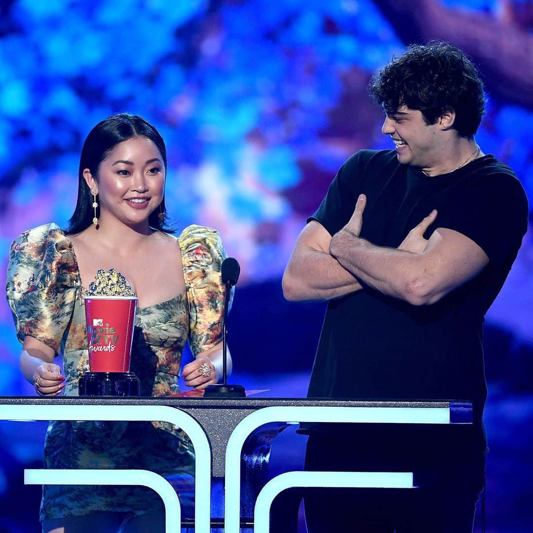 Just Jaredさんのインスタグラム写真 - (Just JaredInstagram)「@ncentineo thanks @lanacondor’s lips as the two win Best Kiss at the @mtv Movie and TV Awards! Tap this photo at the link in bio to see more. #NoahCentineo #LanaCondor #ToAllTheBoysIveLovedBefore #MTVAwards #MTVAwards2019 Photos: Getty」6月18日 13時18分 - justjared