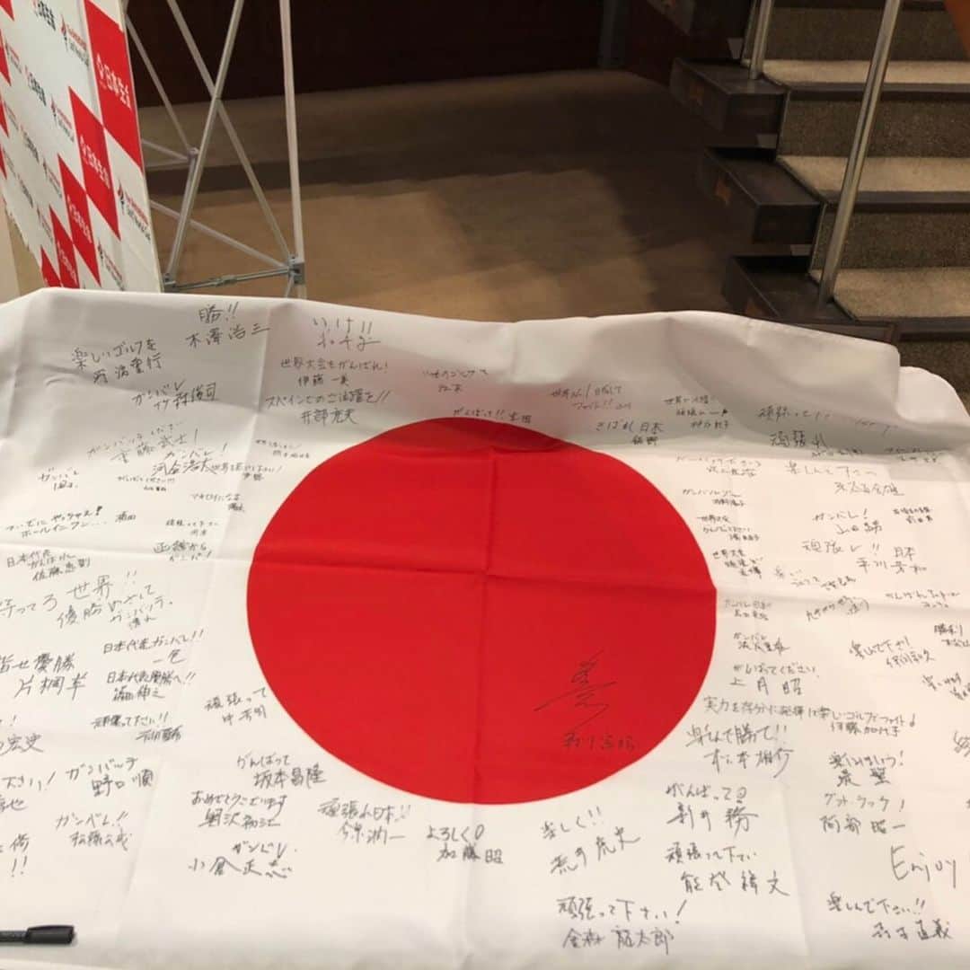 八木沼純子さんのインスタグラム写真 - (八木沼純子Instagram)「アマチュアゴルフワールドカップ、日本代表決定戦が大利根カントリーで行われました✨ ・ ABそれぞれのカテゴリーで優勝した各1名ずつ、2名がワールドカップに出場できるのです！ 昨年の世界大会では日本が優勝。 今年は二連覇がかかります✨✨ ・ でも、スクラッチ競技としてではなく、 アンダーハンデ競技で行われたこの大会、 ひとりひとりの実力に応じたハンデキャップが付くということで、優勝のチャンスも広がるんですねー。 ・ (アンダーハンデ競技: それぞれのプレーヤーの力量にあわせたハンデキャップを設けてそれをトータルスコアから引いたスコアで争う競技方法です😃☝️) ↑ すみません、ゴルフをやっていらっしゃる方はもちろんご存知だとおもいます！ただヤギヌマがよく分かっていなかったのでメモ書きです！ ・ そういった意味では、誰にでもチャンスがあり、チャレンジできる素晴らしい大会でもありますねー👀‼️ ・ 。。。もう少し上手くなって、出でみたいなぁ、いつか😜😁🤣 ・ ・ #世界大会は24カ国の予選を勝ち抜いた48名で #ゴルフ  #大利根カントリークラブ  #アマチュアゴルフワールドカップ  #サポートは日本生命さん #お天気に恵まれ皆さんそれぞれのペースで #真剣勝負でもあり #ゴルフを無心で楽しむ皆さん #世界大会はスペイン #今週末は札幌でプリンスアイスワールドの公演です」6月18日 13時36分 - junko_yaginuma