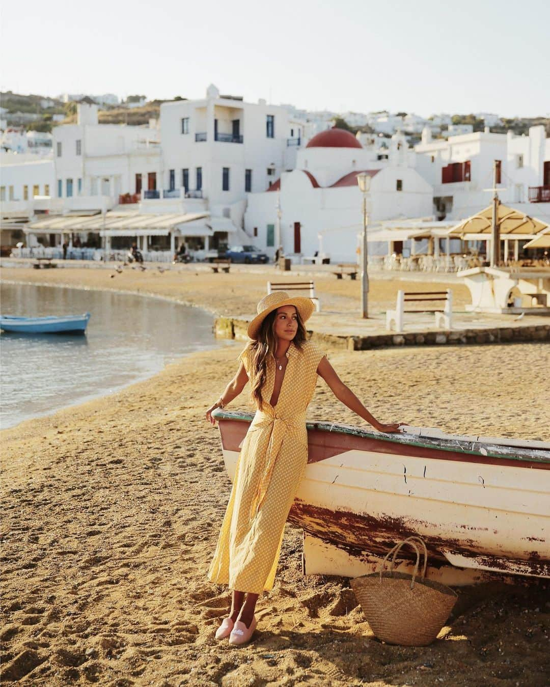 ジュリー・サリニャーナさんのインスタグラム写真 - (ジュリー・サリニャーナInstagram)「That Greek sunshine. ☀️ #mykonos」6月18日 13時36分 - sincerelyjules