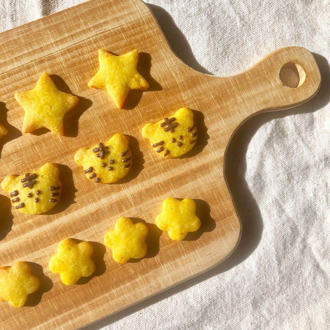 清水麻璃亜のインスタグラム：「#シミズキッチン タイガークッキー * クッキー焼きました〜おかし作りは苦手です。計量するのが嫌いだからです。笑 かぼちゃ味で黄色くしたよ🎃 7月に劇団五反田タイガーさんの舞台に出るので、タイガー型のクッキーを！！笑 * 舞台は7月10日〜15日、草月ホールです！ 花魁をテーマに華やかな衣装でとっても綺麗✨ 女性の強さを伝えられたら嬉しいなと思います！ぜひ！ * 夕方頃に写真とってからすごい西陽☀︎ #クッキー #cookie #お菓子作り #タイガー #五反田タイガー #クッキングラム #デリスタグラマー」