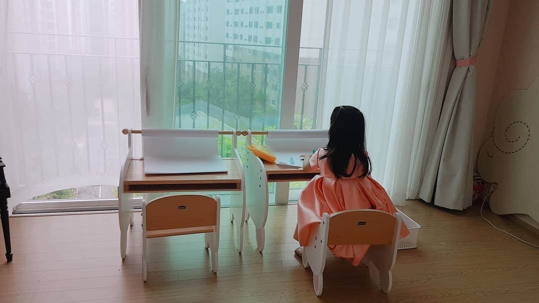 ソ・イヒョンさんのインスタグラム写真 - (ソ・イヒョンInstagram)「요새 푹빠져있는 그림그리기시간♡ 쫌 늘었다 인하니~  책상정보궁금해하셔서~^^;; 위드아이제품이예요 저두 이것저것 미술책상알아보구 직접구매라서^^;; 태그는안걸어요~~ 정보필요하신어머님들 알아보세요  저는 좋은거같아요^^」6月18日 13時52分 - ssoyang84