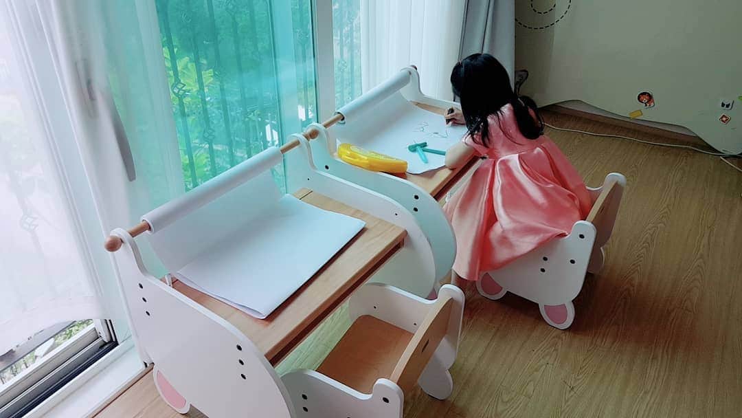 ソ・イヒョンさんのインスタグラム写真 - (ソ・イヒョンInstagram)「요새 푹빠져있는 그림그리기시간♡ 쫌 늘었다 인하니~  책상정보궁금해하셔서~^^;; 위드아이제품이예요 저두 이것저것 미술책상알아보구 직접구매라서^^;; 태그는안걸어요~~ 정보필요하신어머님들 알아보세요  저는 좋은거같아요^^」6月18日 13時52分 - ssoyang84