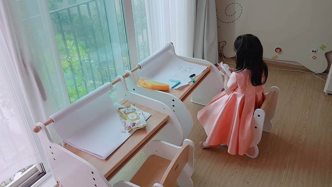 ソ・イヒョンさんのインスタグラム写真 - (ソ・イヒョンInstagram)「요새 푹빠져있는 그림그리기시간♡ 쫌 늘었다 인하니~  책상정보궁금해하셔서~^^;; 위드아이제품이예요 저두 이것저것 미술책상알아보구 직접구매라서^^;; 태그는안걸어요~~ 정보필요하신어머님들 알아보세요  저는 좋은거같아요^^」6月18日 13時52分 - ssoyang84