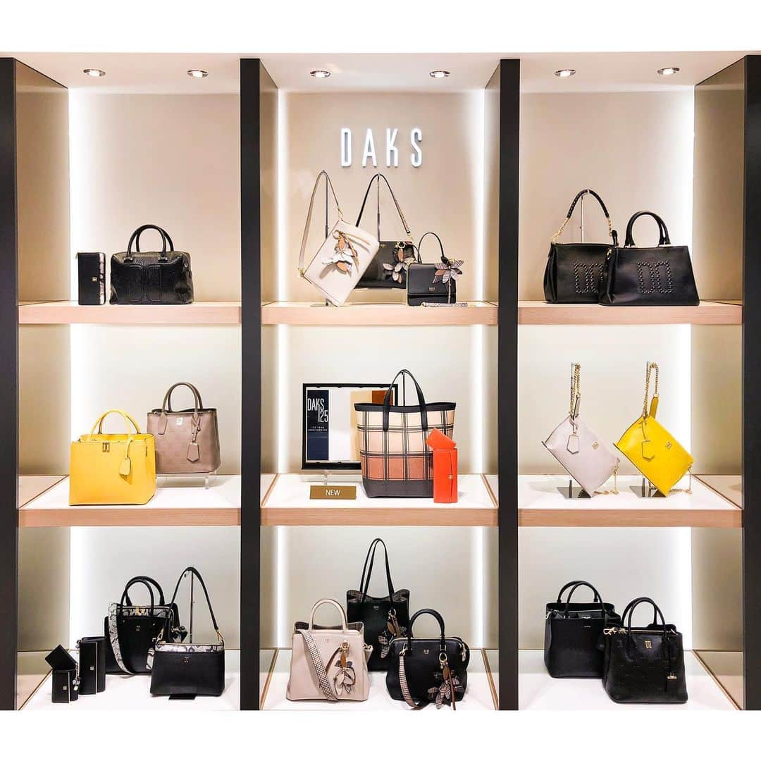 DAKS Koreaさんのインスタグラム写真 - (DAKS KoreaInstagram)「• DAKS accessories . 📌 DAKS ACC POP-UP STORE OPEN! . 닥스 액세서리에서 금일부터 팝업 스토어를 오픈합니다. 새롭게 선보이는 핸드메이드 라인을 팝업 매장에서 만나보세요! . ✔️ 닥스 ACC 팝업스토어 일정 - 롯데 영등포점 2층 : 6월 18일~6월 23일 - 롯데 노원점 1층 : 6월 27일~7월 3일 . . #닥스 #닥스코리아 #닥스액세서리 #DAKS #DAKSACCESSORIES #Lfmall #닥스팝업 #닥스팝업스토어 #팝업스토어 #롯데백화점 #롯데영등포 #롯데영등포점」6月18日 13時55分 - dakskorea_accessories