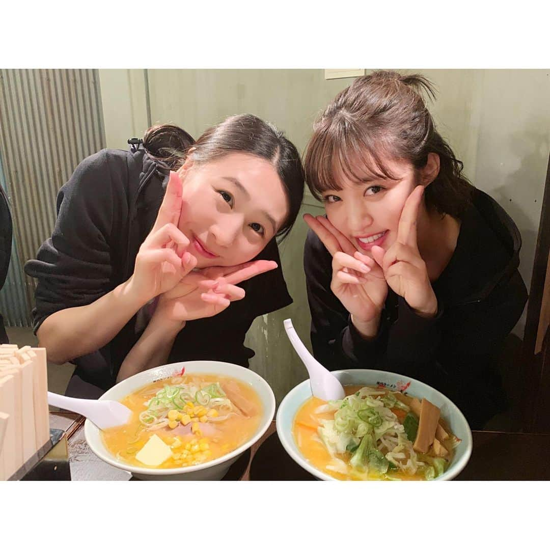 王林さんのインスタグラム写真 - (王林Instagram)「❤︎ 札幌はおいしいご飯もいっぱい食べられて久々にメンバーとマネージャーさんとリフレッシュの時間もありました🤤🤤💗 札幌いい街だな〜なに食べてもなまらおいしい🤩  #札幌 #sapporo  #小樽 #札幌ラーメン #雪印パーラー #ぬれおかき #海鮮丼 #ポテチュロ」6月18日 14時09分 - ourin_ringoooo