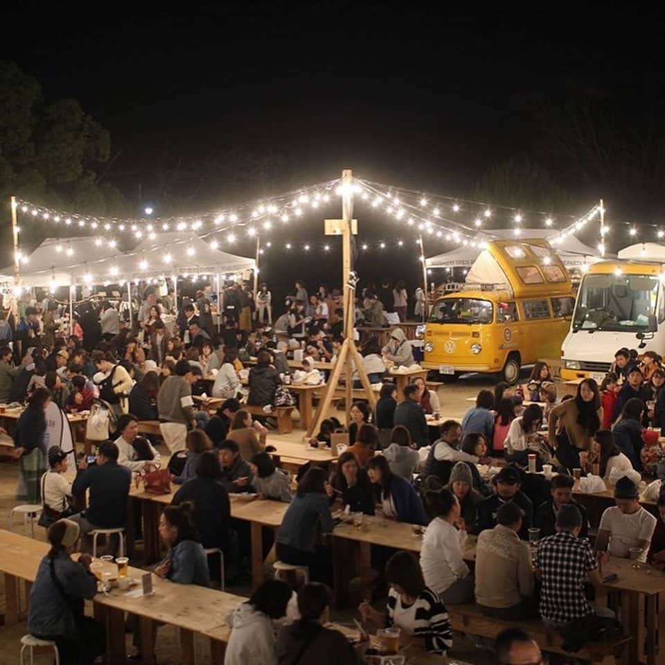 EINSHOP／アインショップさんのインスタグラム写真 - (EINSHOP／アインショップInstagram)「【6/22 DJ&LIVE DAY 日岡山公園】 特別予約席受付中 　6/22の拡大イベントでは特別席をご用意いたします。  6月の日中は日差しがだいぶ暑くなってきました。 特別席はテント下に設けているので日差しが直接当りません。 また夜にはライトが灯り、かわいいウェルカムフラワー💐と共にやわらかい光の下で食事などが楽しめます。 全員に生ビールかソフトドリンクがついているので、座ったらまずは乾杯から始められます🍻  また今回は記念写真をとり、チラシに加工したものを後日プレゼントしちゃいます！(写真はイメージです) とっても楽しい記念になりますよ！  必ず座れる席を確保できるので、小さなお子様やおじいちゃんおばあちゃんと一緒のご家族、久しぶりに会う同級生同士でゆっくり会話を楽しんだり、パパ友同士で気兼ねなくビールで乾杯など、グループで食事や音楽をゆっくりとお楽しみください。  当日来て見てゆっくりした席が欲しいなと思ったら、受付案内所までお越しください。空いてる場合はすぐご予約いただけます。 【料　金】１テーブルにつき 5,000円（参考：大人６人まで座れます） 【利用時間】２時間（予約がない場合は追加料金で延長可） 【特　典】 ・ご利用者全員に生ビール（またはソフトドリンク） ・スタッフが撮影した写真をチラシに加工し後日プレゼント ※予約が埋まり次第受付を終了いたします。 ※ライブ専用席ではありません。ステージからは離れる場合があります。 【申し込み方法】以下の必要事項をご記入の上、 ダイレクトメッセージまたは fukushima@musashi-mfg.com　までご送信ください。 （担当：福島　件名「6月22日　特別席予約」） 1.代表者氏名 2.代表者電話番号（日中や当日に連絡がつく電話） 3.予約テーブル数  4.ご利用人数  5.予定されているご利用開始および終了時間 ※当日は案内所でもご予約いただけます。  ムサシオープンデパートDJ & LIVE DAY 【開催日】　2019年6月22日（土）12:00-21:00 【場　所】　日岡山公園　いこいの広場?? 〒675-0061 加古川市加古川町大野1682 ※無料駐車場あり .﻿ #加古川カフェ #foodmarket #マーケット #フードマーケット #オリジナル #夜市 #青果 #採れたて #暮らし #アウトドア #イベント #コーヒー豆 #オープンデパート#coffee #オープンデパート朝市 #オープンデパート #ペットok  #加古川朝市 #roomette  #生演奏 #ライブ #オープンデパート夜市 #ムサシオープンデパート朝市 ﻿」6月18日 14時01分 - 634asaichi