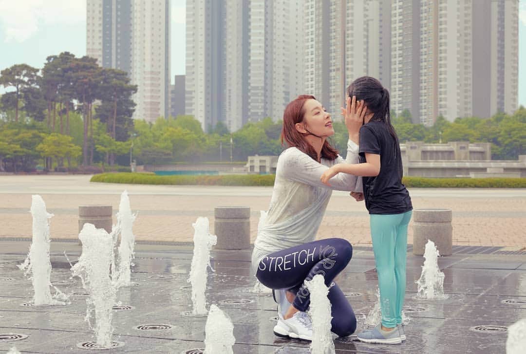 ソ・イヒョンさんのインスタグラム写真 - (ソ・イヒョンInstagram)「#안다르 이벤트!!! 이렇게 좋아해주실줄알았으면 진작좀 해볼껄그랬어요~😅 키즈라인 너무너무 귀여워요 엄마랑커플로입으시면 좋은추억이될꺼같아요~~🎀 댓글이벤트진행하구요 #안다르 홈페이지가셔서 예쁜 라인정해주시구^^ 레쉬셋트로아이성별 사이즈정하시구요 물론 엄마껏두^^ 엄마10명 아이10명~^^ 혹시 아이가둘이실경우는 아이가더늘어날수도^^;; 어쨋든 어머니는 10명입니다~😅 셋트로보내드릴께요 댓글로신청해주세요~~ 당첨되신 열분께는 따로연락드리구배송해드릴께요~♡ 내일 오전에 시작할께요 좋아해주셔서 감사드려요😍😍😍 내일하루댓글로만 볼께요~👍 #안다르 키즈라인두 마니사랑해주세용♡」6月18日 14時03分 - ssoyang84