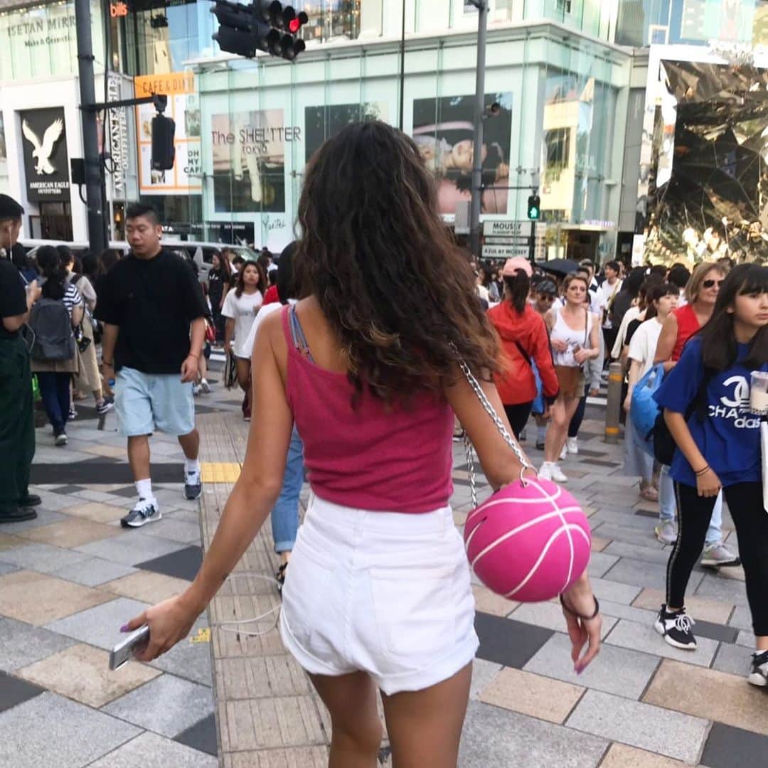 UlalaGirlさんのインスタグラム写真 - (UlalaGirlInstagram)「If you see a girl with a pink basketball 🏀 in the city, that’s me🌺」6月18日 14時10分 - ulalagirl