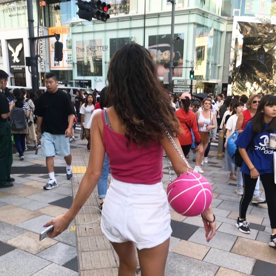 UlalaGirlのインスタグラム：「If you see a girl with a pink basketball 🏀 in the city, that’s me🌺」