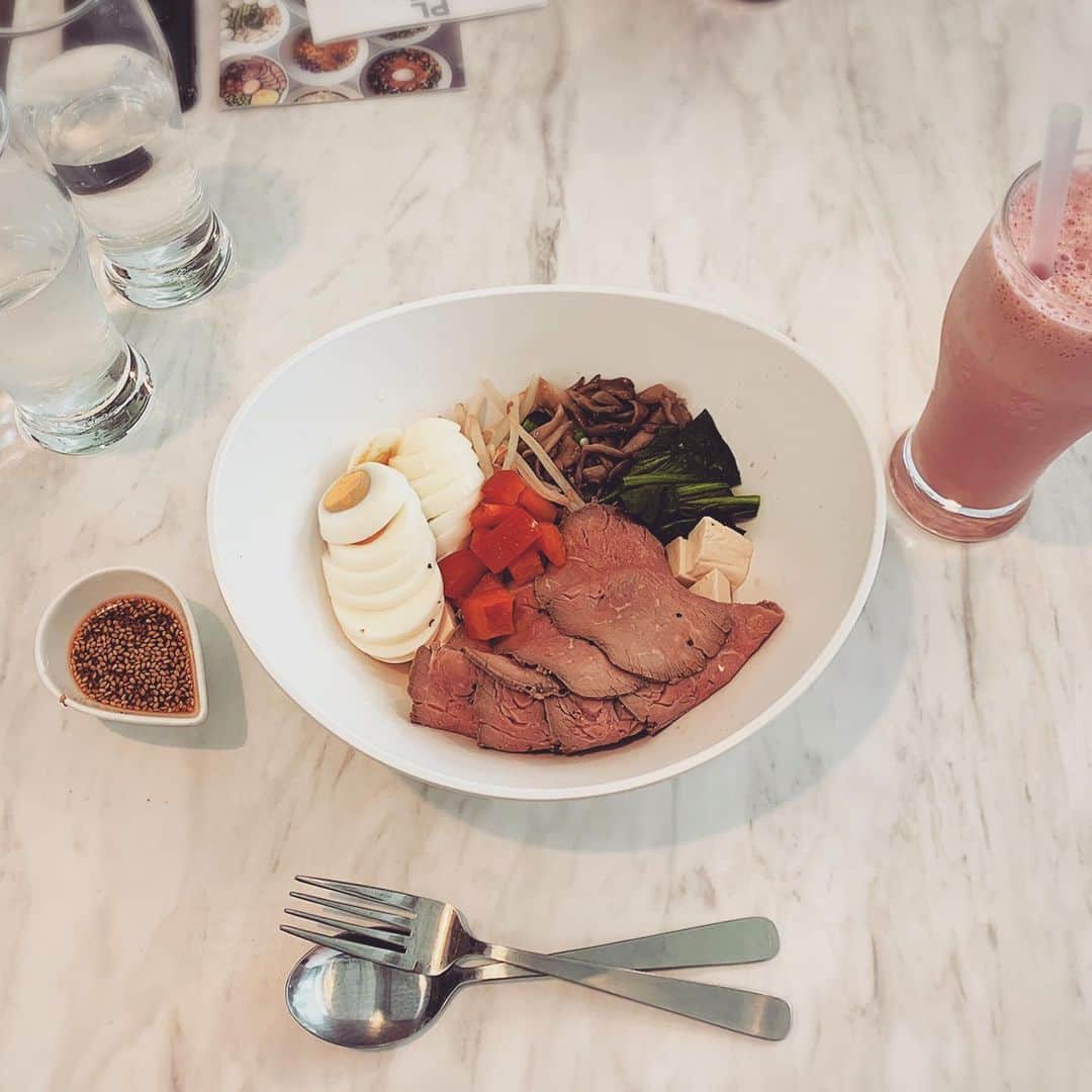 のインスタグラム：「理想の体作りに導く食事サポートをしてくれる#proteinlab さんに行って来ました. . . どれもこれもめっちゃ美味しそう！なメニューの中私が選んだのは、高タンパクで低糖質のビビンバ風ケトジェニックボウル. ちょいピリ辛で美味しい😋. , ボリュームあるのに低カロリーで、美味しくて体に良い最高の食事でした. ごちそうさまでした🙏. . . . #プロテインラボ #プロテインラボ大阪四ツ橋店 #堀江 #堀江カフェ #堀江ランチ #美容 #健康 #健康食 #美容好き #美容好きな人とつながりたい #カフェ好きな人と繋がりたい」