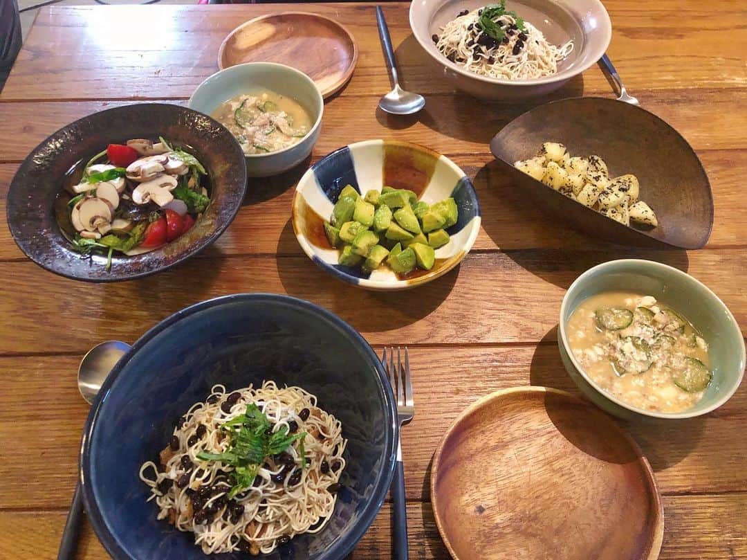 のインスタグラム：「ㅤㅤㅤ ㅤㅤㅤ 残り物でも机に並べることできた🙌 ㅤㅤㅤ 納豆しらすたらこ自家製なめたけの和え麺は定番。 もものアールグレイマリネも、この時期定番。 あーおなかすいたなり。」