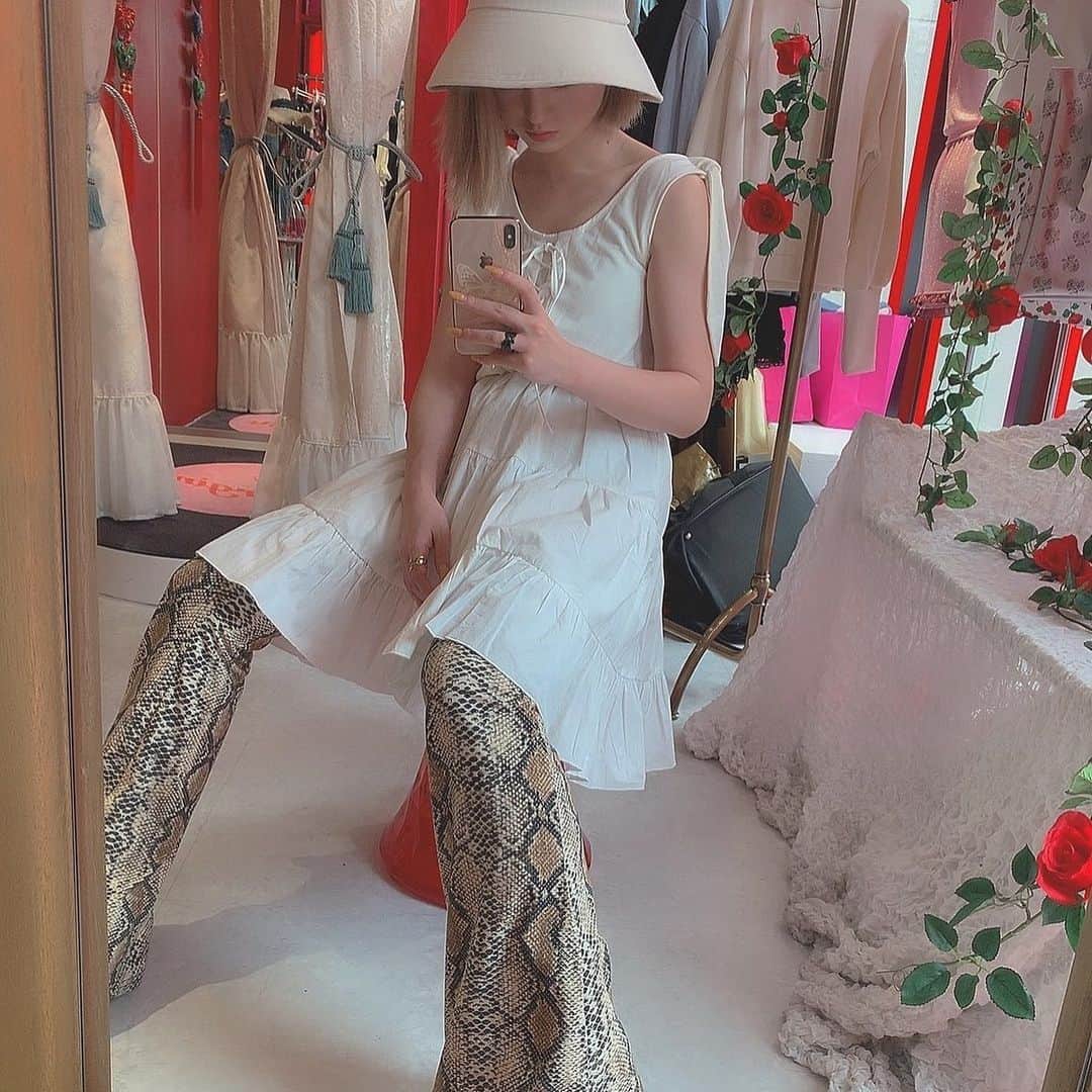 MiMiさんのインスタグラム写真 - (MiMiInstagram)「. . . 今日はなかなか暑いのでティアードOPとパイソンパンツ✌︎♡ . どっちもカット地だから夏にぴったりだよ🌻梅雨明けってまだだよね？☁️☁️☁️☁️☁️ . #lastvirgin #mimiコーデ #HARAJUKU #whiteコーデ #パイソン柄 #outfit #夏コーデootd」6月18日 14時31分 - inn.nninni