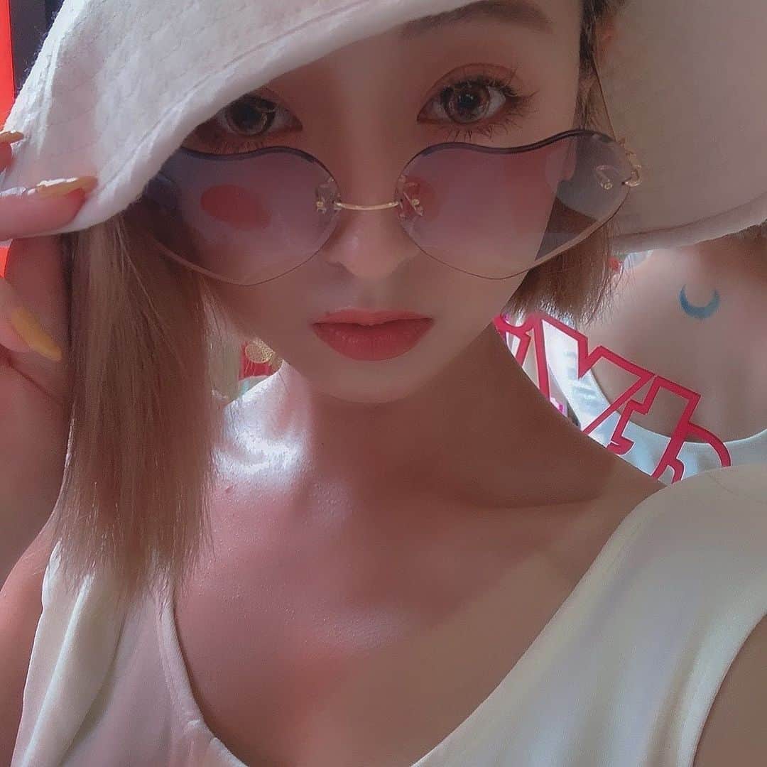 MiMiさんのインスタグラム写真 - (MiMiInstagram)「. . . 今日はなかなか暑いのでティアードOPとパイソンパンツ✌︎♡ . どっちもカット地だから夏にぴったりだよ🌻梅雨明けってまだだよね？☁️☁️☁️☁️☁️ . #lastvirgin #mimiコーデ #HARAJUKU #whiteコーデ #パイソン柄 #outfit #夏コーデootd」6月18日 14時31分 - inn.nninni