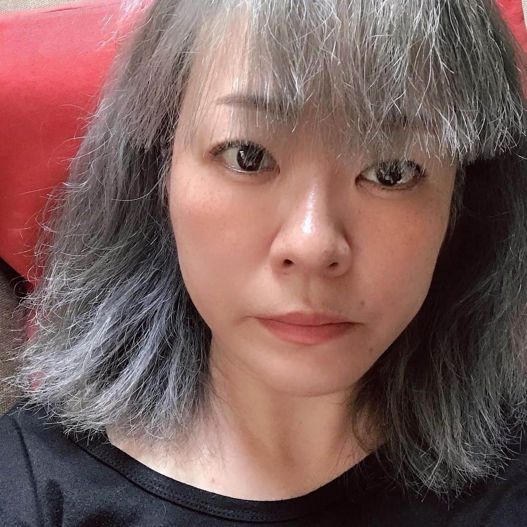 日暮愛葉さんのインスタグラム写真 - (日暮愛葉Instagram)「大分シルバーに。 切っちゃった前髪はもう戻らない。」6月18日 14時41分 - aiha_higurashi