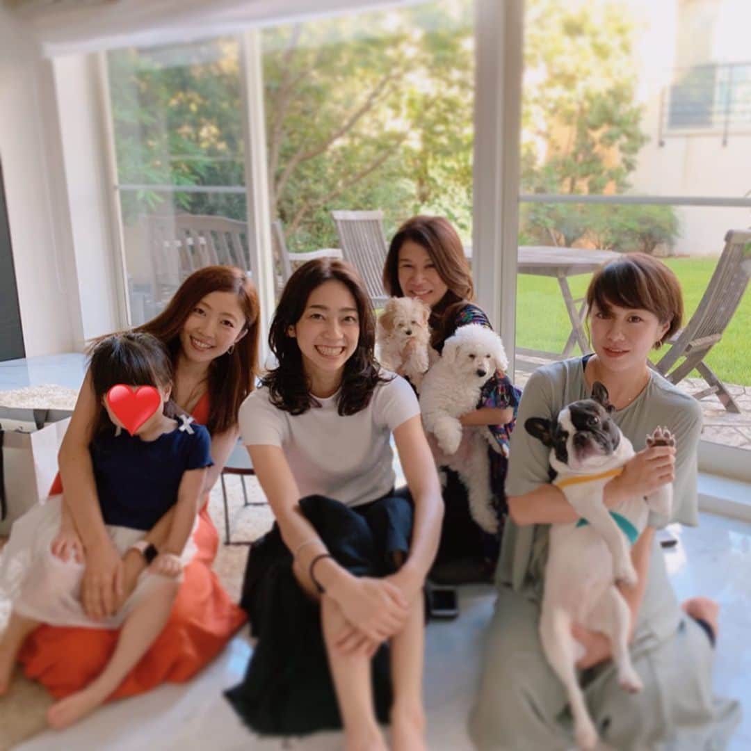 のインスタグラム：「大好きな人たち❤️. . スポーツ選手の奥様たちは、明るく美しく逞しくパワフル❗️⚽️. . 尊敬します🙇‍♀️. . #娘さん達のお下がりのおもちゃを. #沢山頂いて嬉しそうな娘😊. #thankyou」