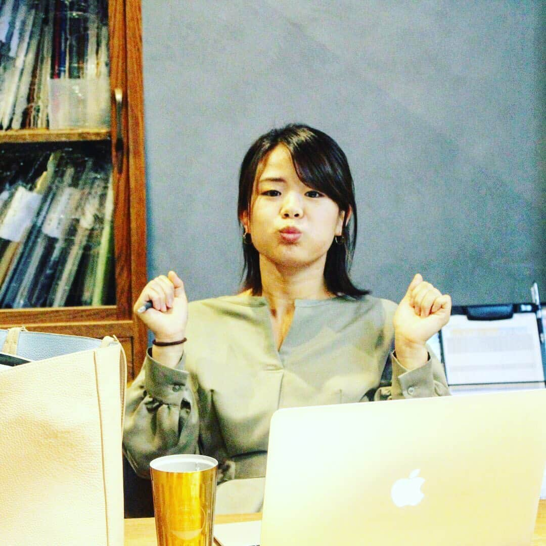 株式会社 新大陸さんのインスタグラム写真 - (株式会社 新大陸Instagram)「. 新大陸のアキラです、今日は浜松本社にてホームページのコンテンツ作成を進めております。 . つい先ほど、弊社のプロデューサーとディレクターが訪問に向けて出発！ . 県外のクライアント訪問とのこと、ルート確認をし早めの移動を心がけます。 . 「訪問行ってきます！」 「行ってらっしゃい！」 「気をつけて！」 . スタッフがオフィスから出掛けるときには、元気な挨拶が飛び交います。 . よりよい提案でお客様に喜んでいただけますように。そう願いながら、お見送り。 .  #新大陸 #shintairiku #SNS #マーケティング #ウェブマーケティング #SNSマーケティング #浜松 #東京 #大阪 #福岡 #訪問 #企業訪問 #クライアント #打合せ #出張 #ディレクション #運転 #安全運転 #社用車はデミオ」6月18日 15時10分 - shintairiku.co.ltd