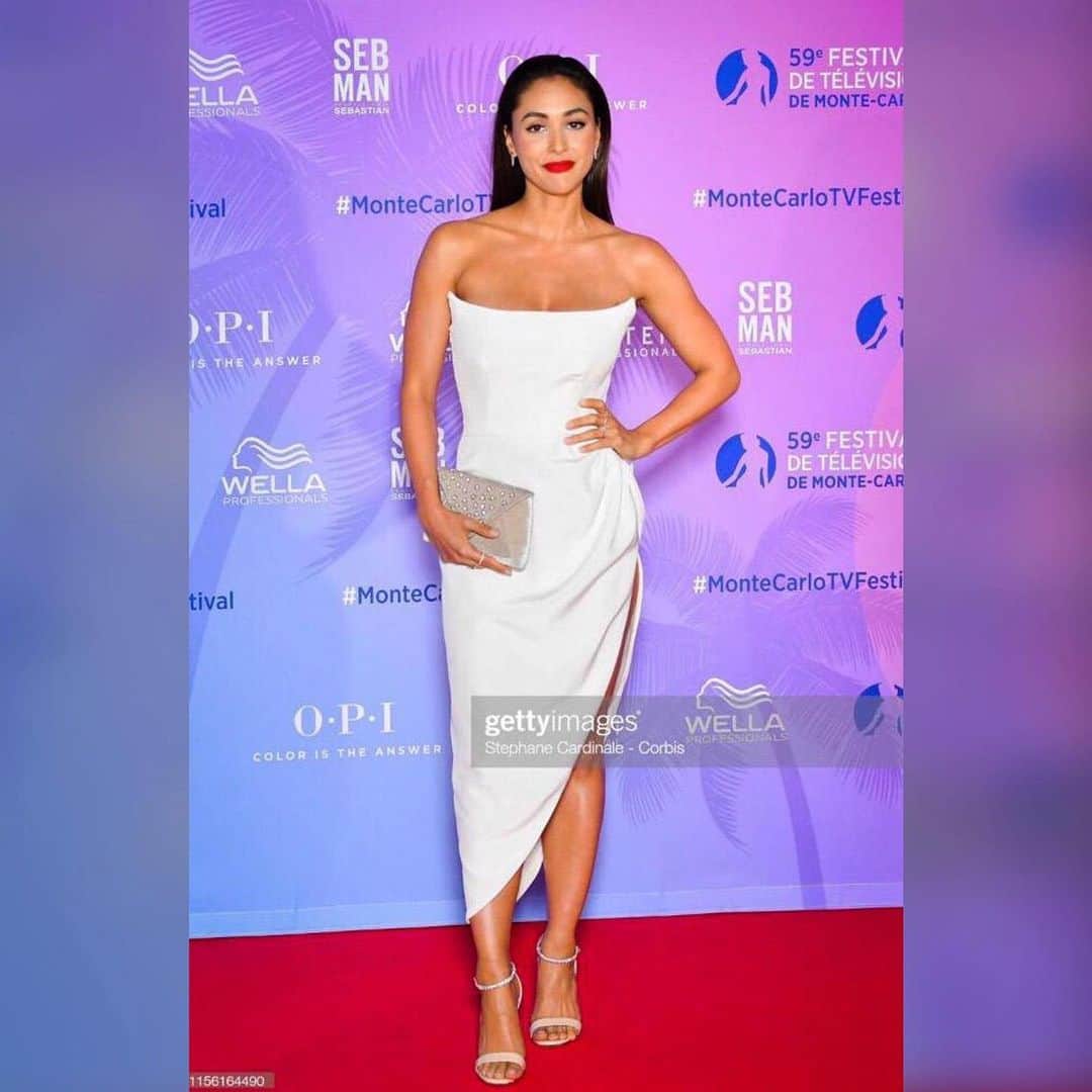リンジー・モーガンのインスタグラム：「Had the best time at @festivaltvmonte_carlo ♥️✨ #montecarlotvfestival . . . Styled by the best @adenarohatiner . . . 👗 @gretelz.official 👡 @alevimilano 👛 @tylerellisofficial 💍 @brookerayn @grazielagems」