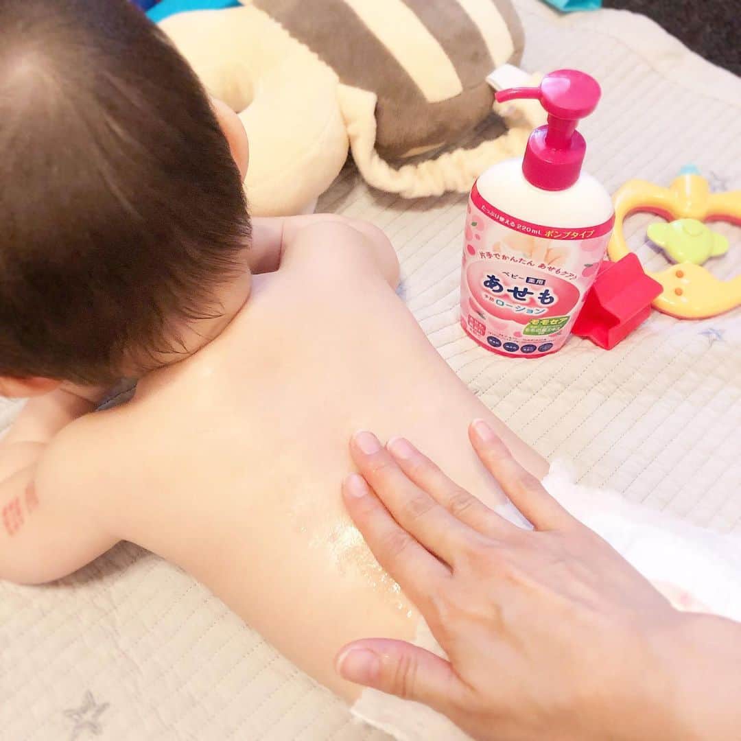 高橋志信さんのインスタグラム写真 - (高橋志信Instagram)「* * * ちょっと前に夏日が続き、あせもが心配になったので、あせも予防に#モモセア を使ってみたよ𓃰 * * * 透明のジェルですーっとのびがいいので塗りやすいし、塗ったあとはサラサラで息子も気持ちよさそう♪ 大容量なので毎日たっぷりつけてケアしてあげても長持ちしそうだよ☺︎ #モモセアであせもケア #あせも #赤ちゃんのいる生活 #PR #ベビースキンケア」6月18日 15時15分 - shinobu_0427