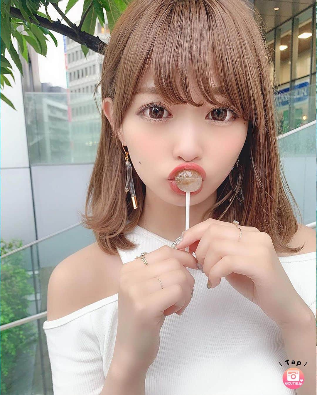 ❤️cutie.jp❤️【キューピー】のインスタグラム：「* 今回ご紹介させて頂きますのは 6回目その２のご紹介になります * りなてぃーさん＜@rinatea_25＞のやっぱりかわみなお写真です📷✨ * りなてぃーさんを紹介しまくりますその２🤙🏻 * お気に入りすぎるこのお写真様たち🙈 * はい、チュッパチャップスの購買意欲を掻き立てる🍬 * クラシエさん、広告モデルにいかがですか…❗️ * やなせさんもビックリするぐらいの可愛さ🥯 * ね❓ * 待ち受けにしたくなってきませんか❓❓ * りなてぃーさん あと一回続きますなお写真、 誠にありがとうございました👍🏻 ＿＿＿＿＿＿＿＿＿＿＿＿＿＿＿＿ ◆◇◆◇◆◇◆◇◆◇◆◇◆◇◆◇ ￣￣￣￣￣￣￣￣￣￣￣￣￣￣￣￣ 紹介をご希望の方は 投稿の写真へのタグ(@cutie.jp) と #キューティー のタグ付けをお願い致します💗💗 ＿＿＿＿＿＿＿＿＿＿＿＿＿＿＿＿ ◆◇◆◇◆◇◆◇◆◇◆◇◆◇◆◇ ￣￣￣￣￣￣￣￣￣￣￣￣￣￣￣￣ @rinatea_25 #美人 #かわいい #綺麗 #モデル #美女 #美肌 #りなぐらむ #メイク #東京 #tokyo #コスメ #化粧 #ヘアアレンジ #涙袋 #アレンジ #チュッパチャプス #飴 #アンパンマン #ベビーカステラ #make #makeup #キューティー #cute #cutie #kawaii #fashion #beauty #model」