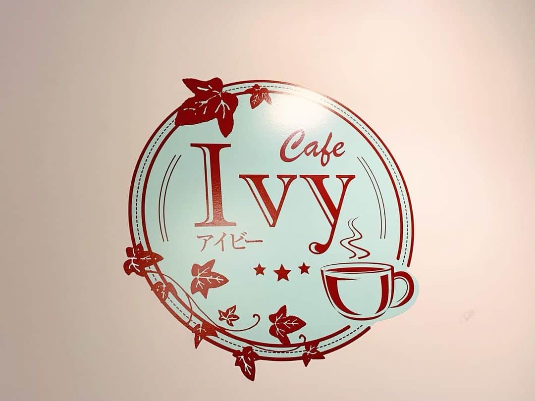 越野翔子さんのインスタグラム写真 - (越野翔子Instagram)「『cafe Ivy』さん 磯路公園前のお洒落なカフェ♪ 地元でカフェがしたい！と学校に通ってやっとオープンされた癒しの空間です！！ 港区盛り上げてね！と、 いいの？ってくらい目立つ場所に貼って下さいました＊感謝！！ ・ #kbs京都 #大阪市港区 #弁天町 #ポスター #宣伝 #地元 #cafe #cafeIvy #磯路公園」6月19日 2時08分 - syoko.koshino