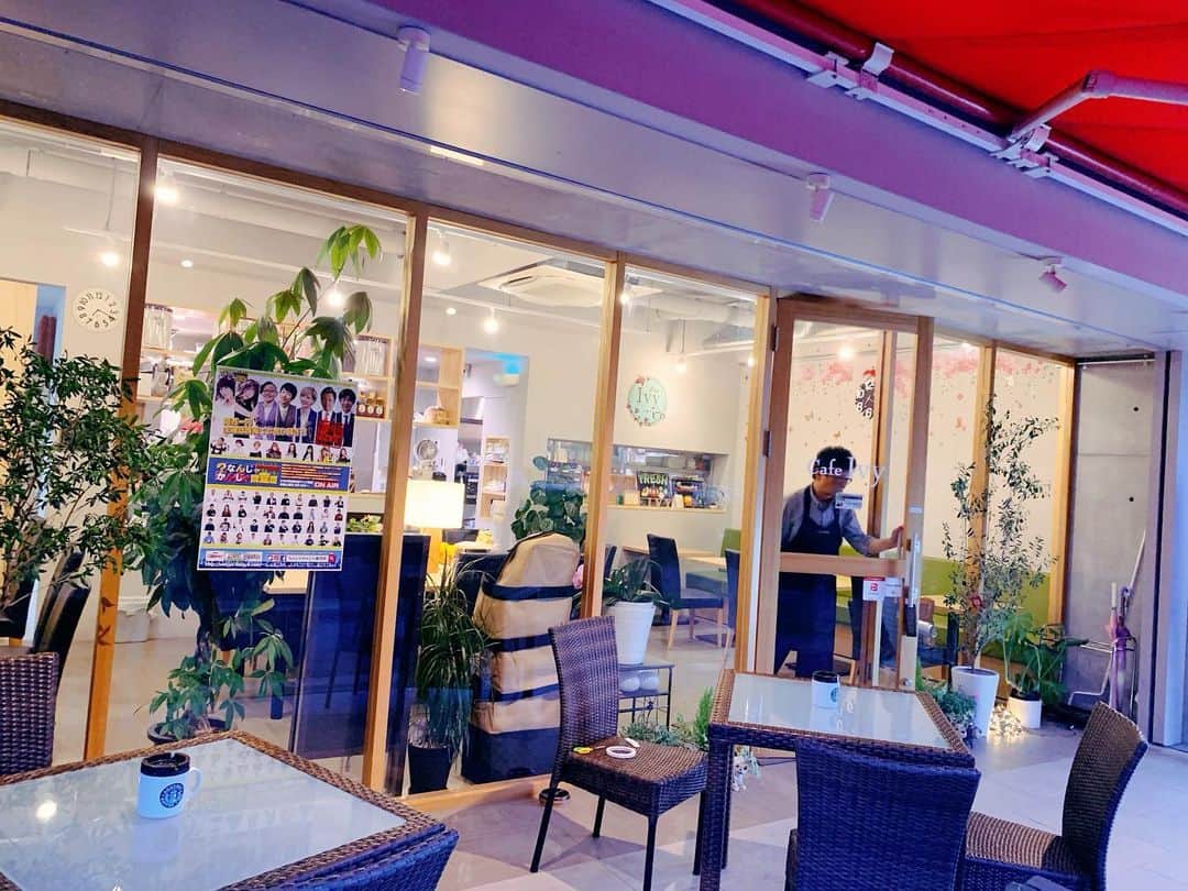 越野翔子さんのインスタグラム写真 - (越野翔子Instagram)「『cafe Ivy』さん 磯路公園前のお洒落なカフェ♪ 地元でカフェがしたい！と学校に通ってやっとオープンされた癒しの空間です！！ 港区盛り上げてね！と、 いいの？ってくらい目立つ場所に貼って下さいました＊感謝！！ ・ #kbs京都 #大阪市港区 #弁天町 #ポスター #宣伝 #地元 #cafe #cafeIvy #磯路公園」6月19日 2時08分 - syoko.koshino